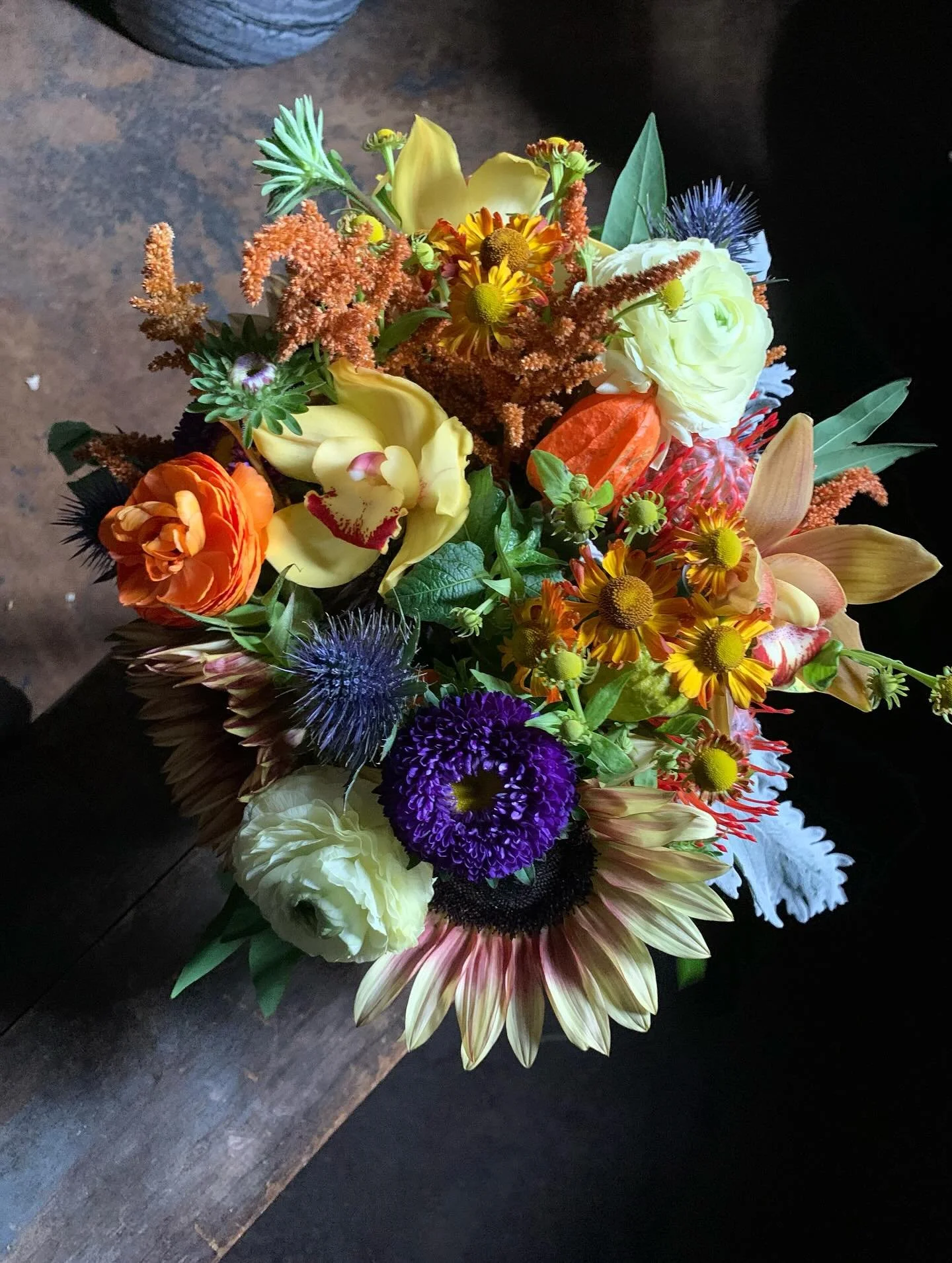 … so easy to enjoy fall colours now! The crisper weather, adds a boldness to many blooms & foliage. Perfect weather for punchy & moody hues to interact…