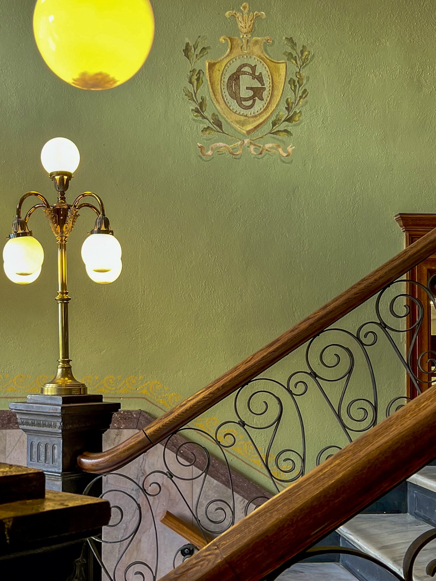 Entrance staircase with Grant County coat of arms