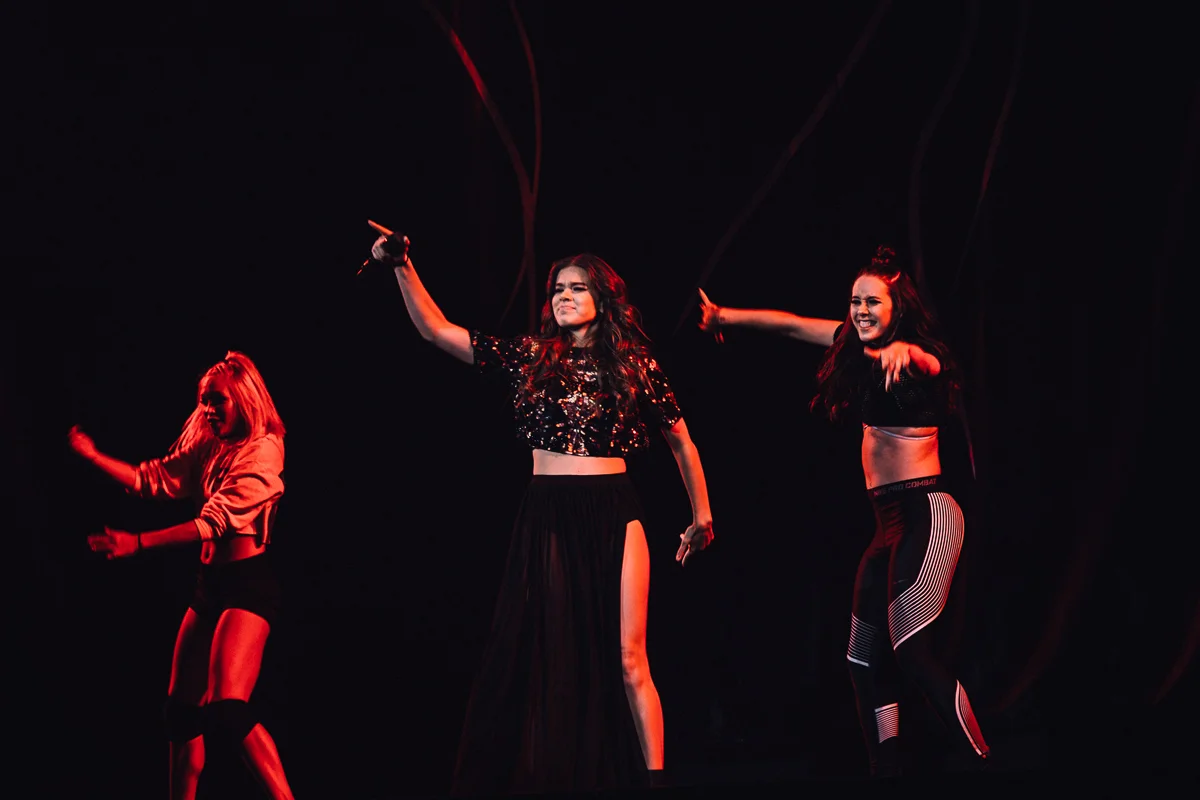 Meghan_Trainor_Hailee_Steinfeld_Denver_Bellco_07262016-5.jpg