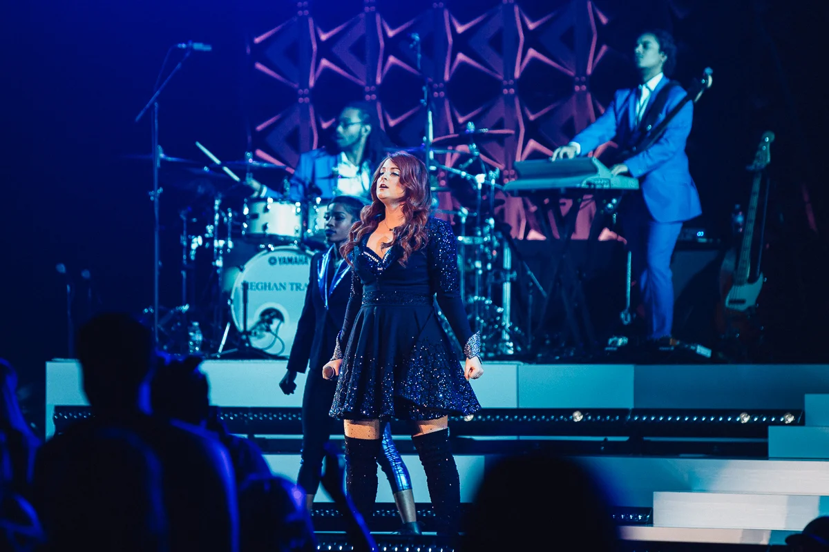 Meghan_Trainor_Hailee_Steinfeld_Denver_Bellco_07262016-7.jpg