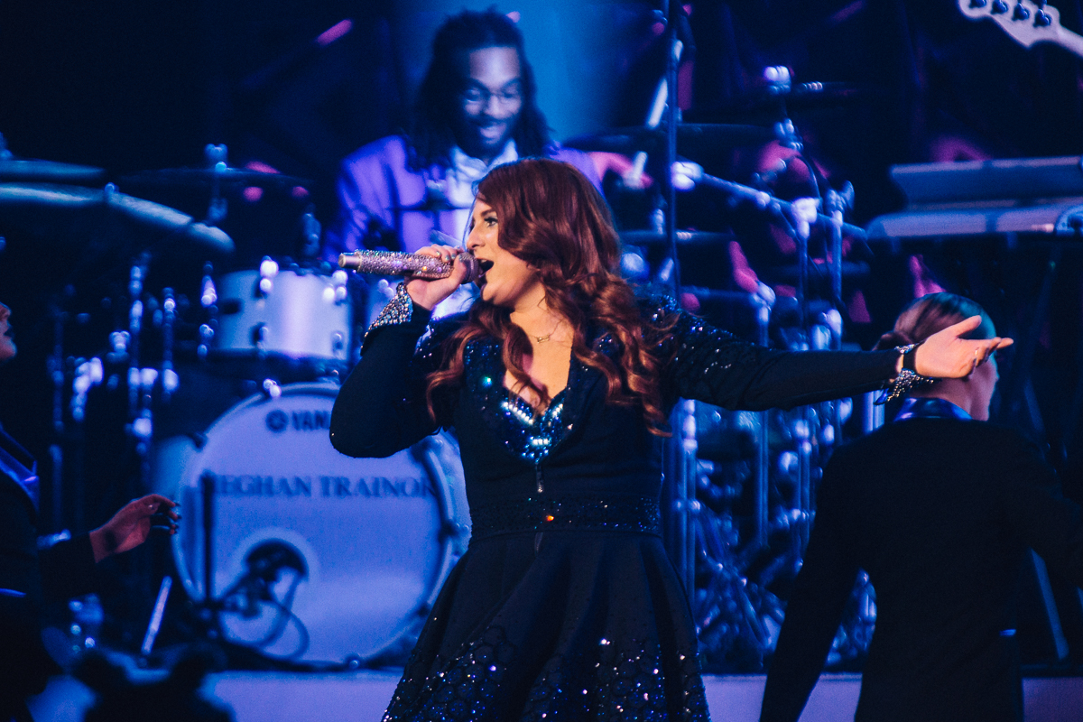 Meghan_Trainor_Hailee_Steinfeld_Denver_Bellco_07262016-9.jpg