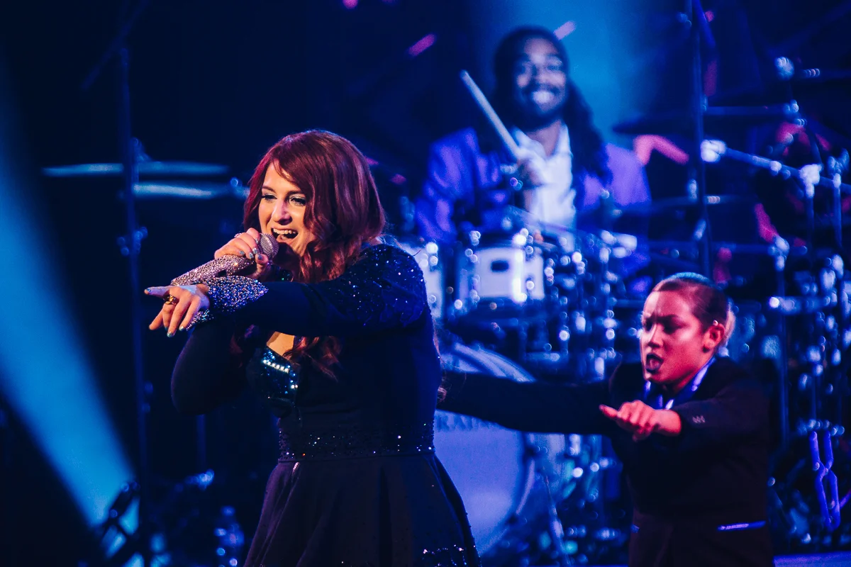 Meghan_Trainor_Hailee_Steinfeld_Denver_Bellco_07262016-11.jpg