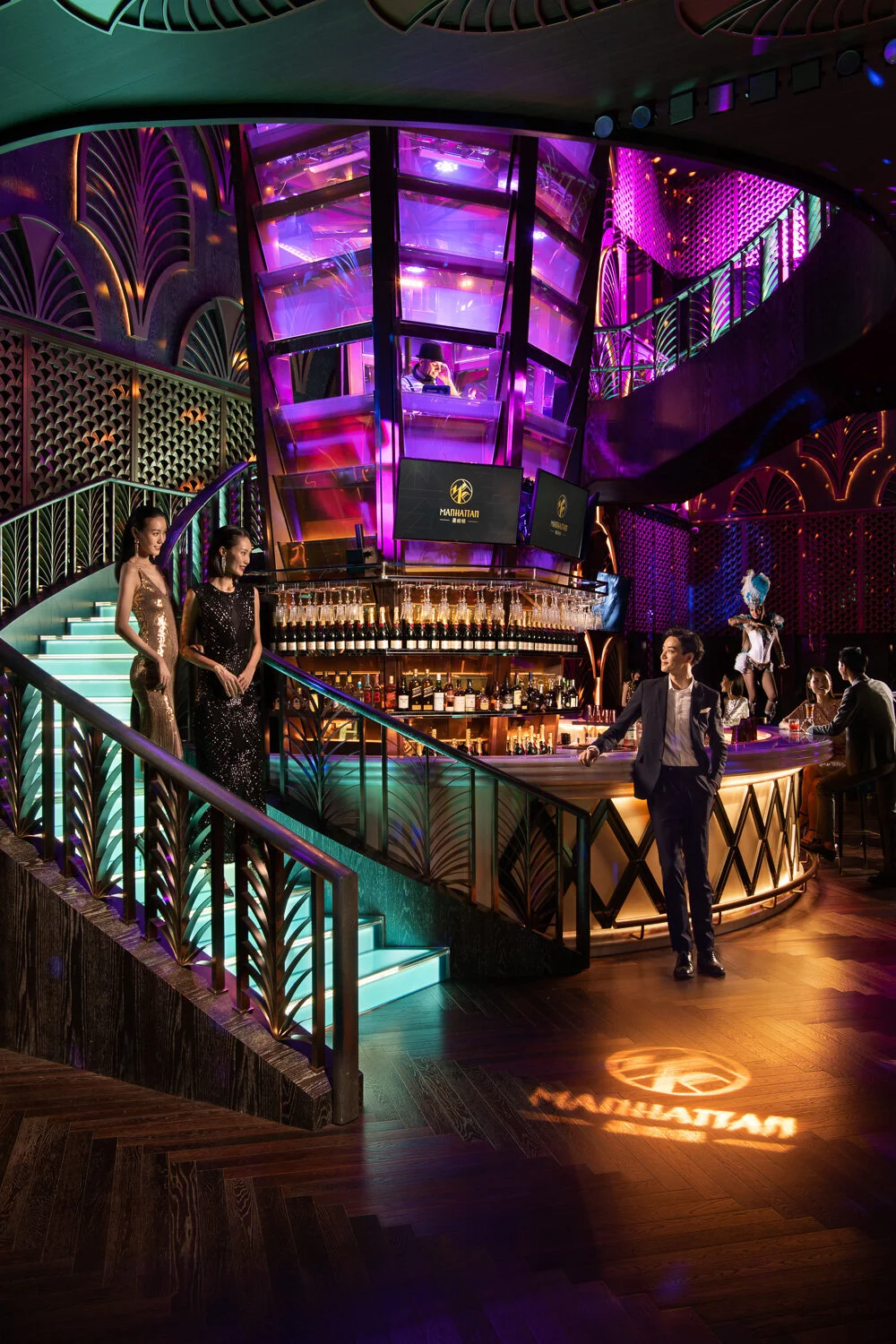 20190703_Fairmont_Man-Round+Bar+with+talents-2girls+on+left.jpg