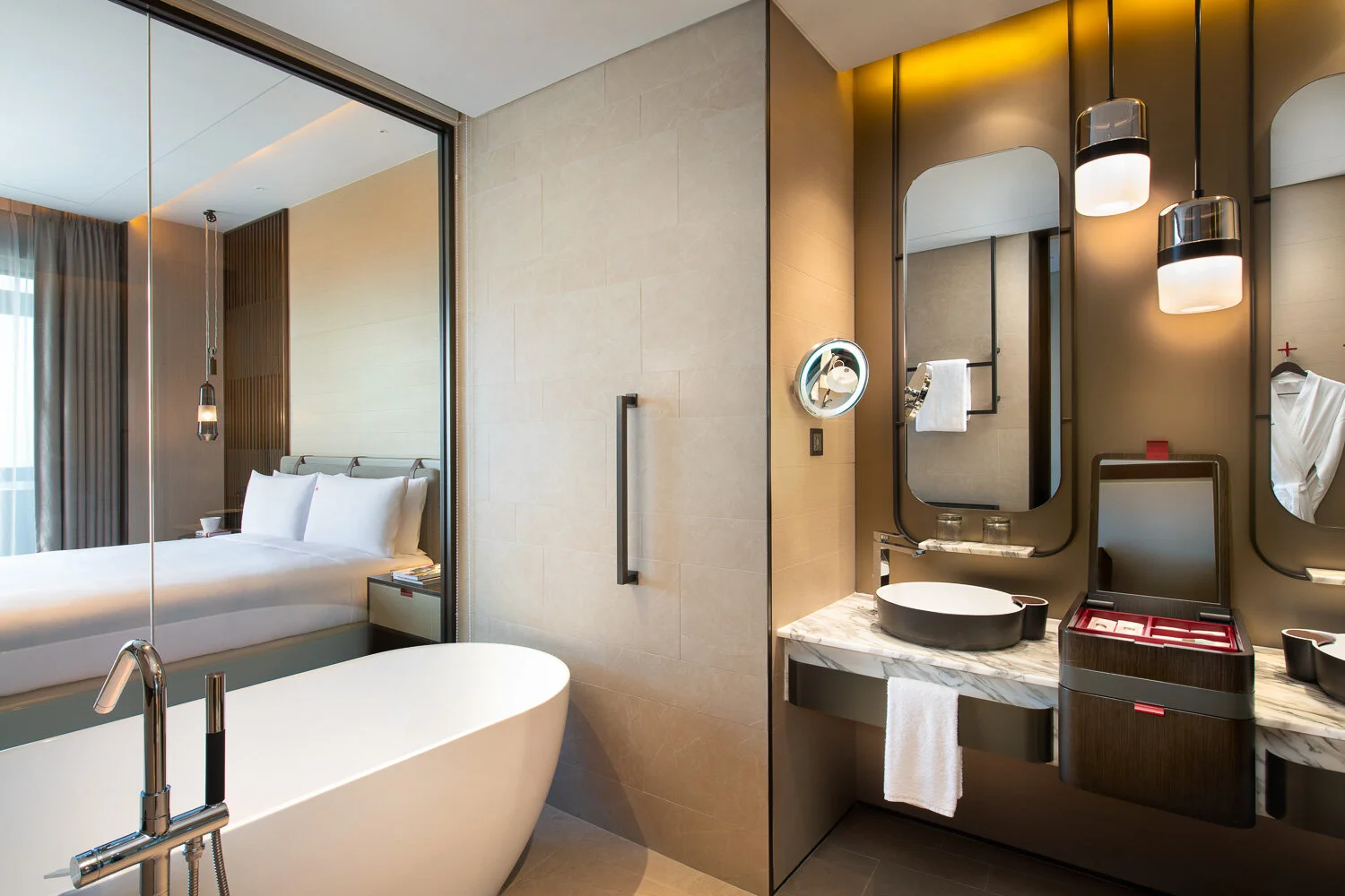 20190522_Wilson_Swissotel_Room-6456-Bathroom_Raw15975.jpg