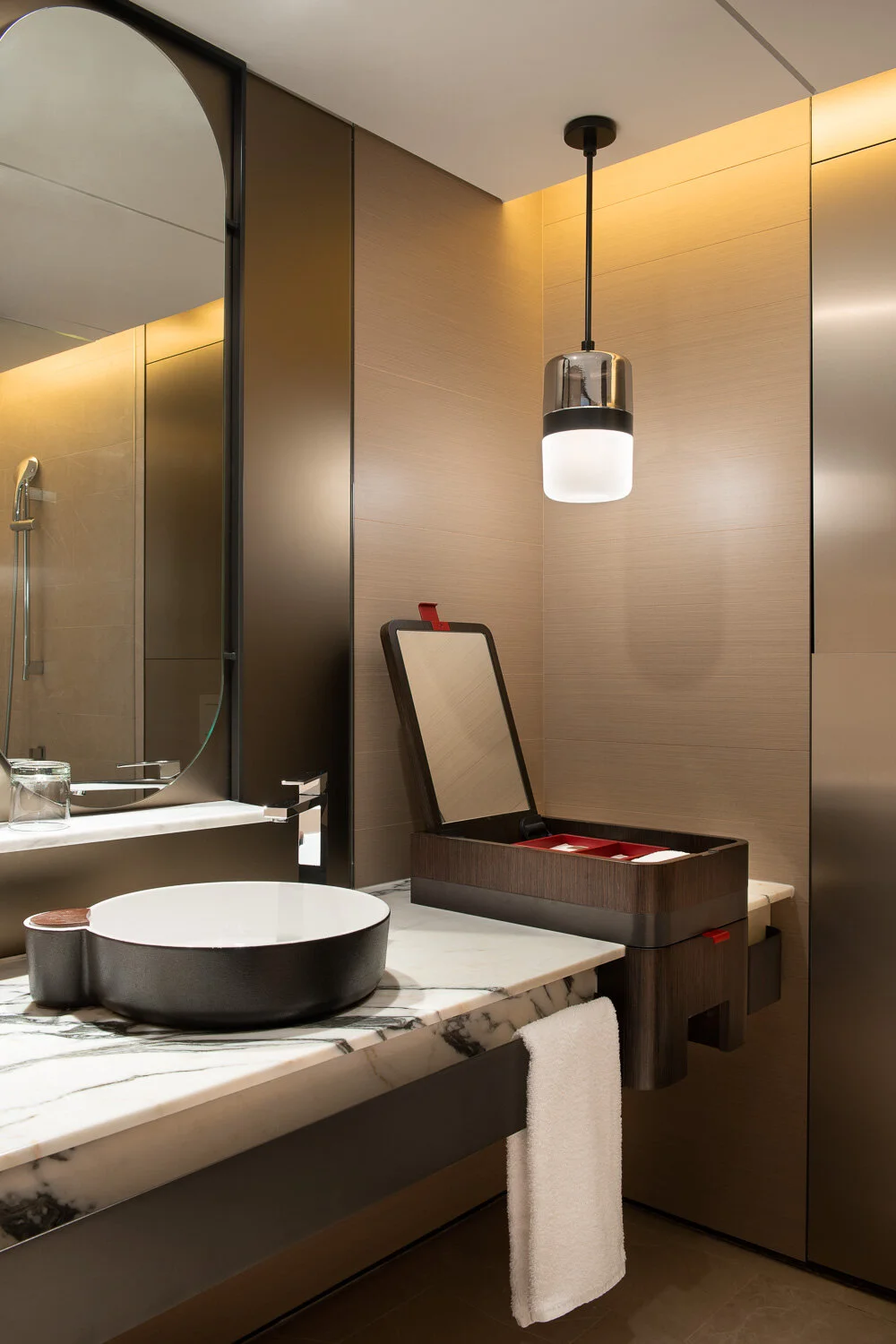 20190522_Wilson_Swissotel_Room-Standard King-Bathroom_Raw16199.jpg