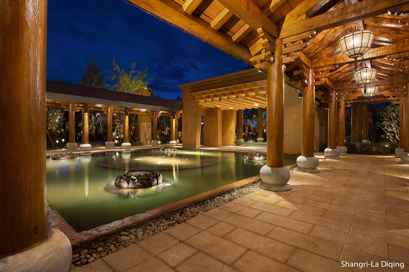 20150722_Shangri-La-Diqing_Entrance-Pond.jpg