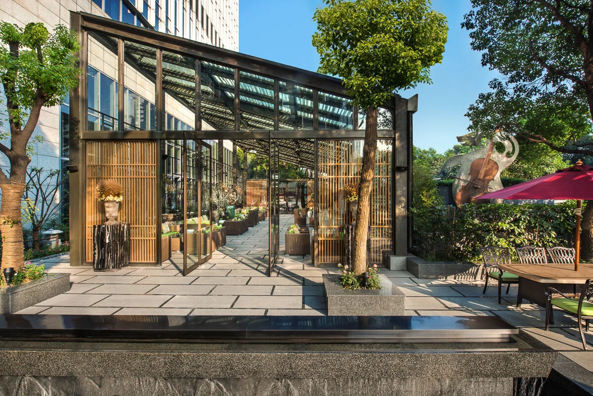 _Interior_InterContinental_Breeze-Garden_Angle2.jpg
