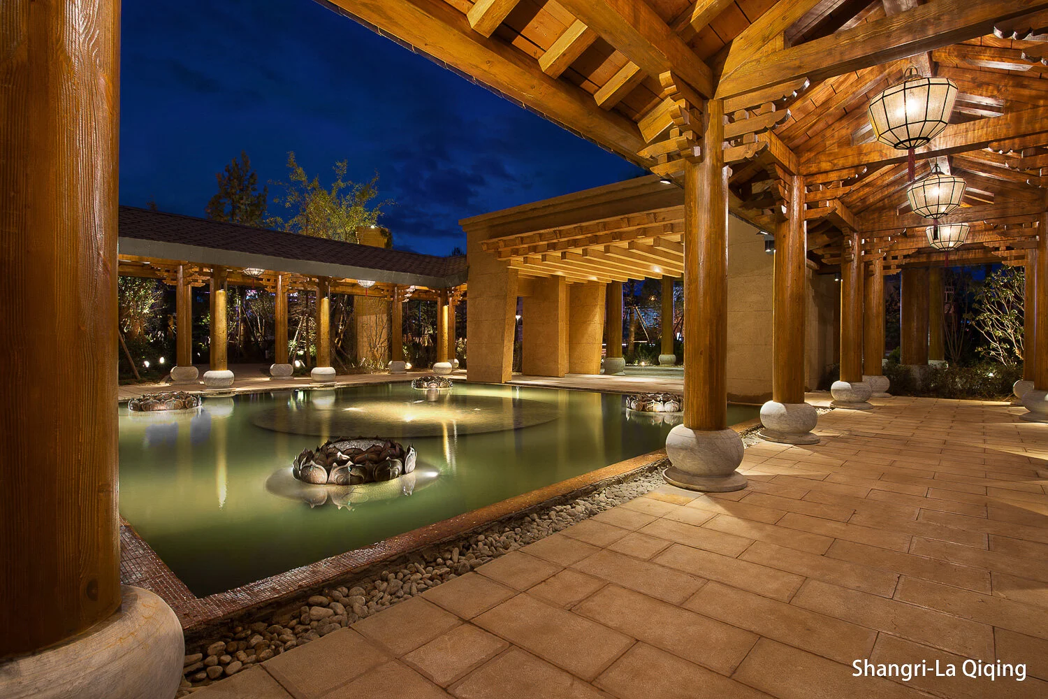 20150722_Shangri-La-Diqing_Entrance-Pond.jpg