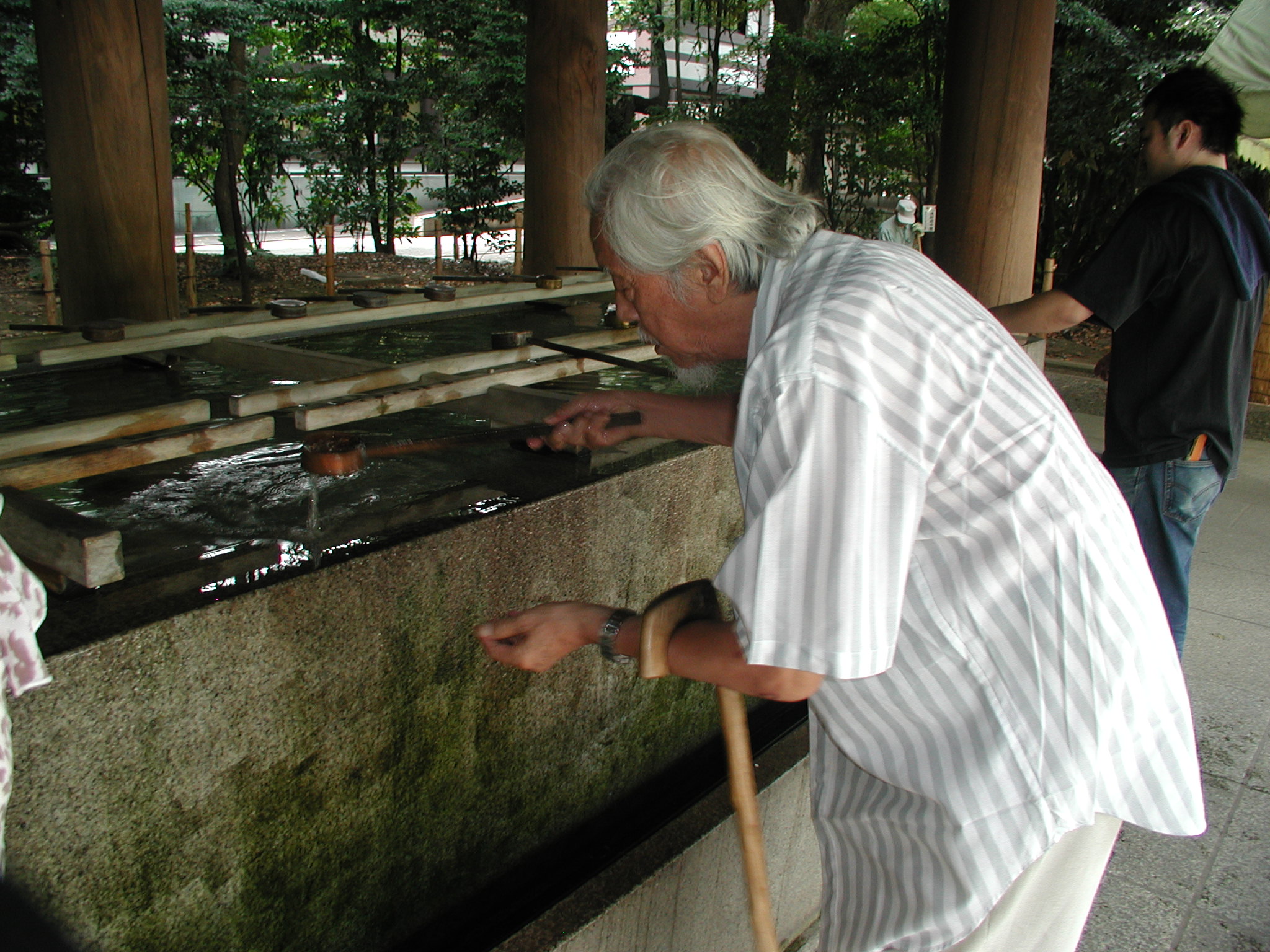Su Beng at the Yasukuni shrine in Tokyo, Japan (August 2005)