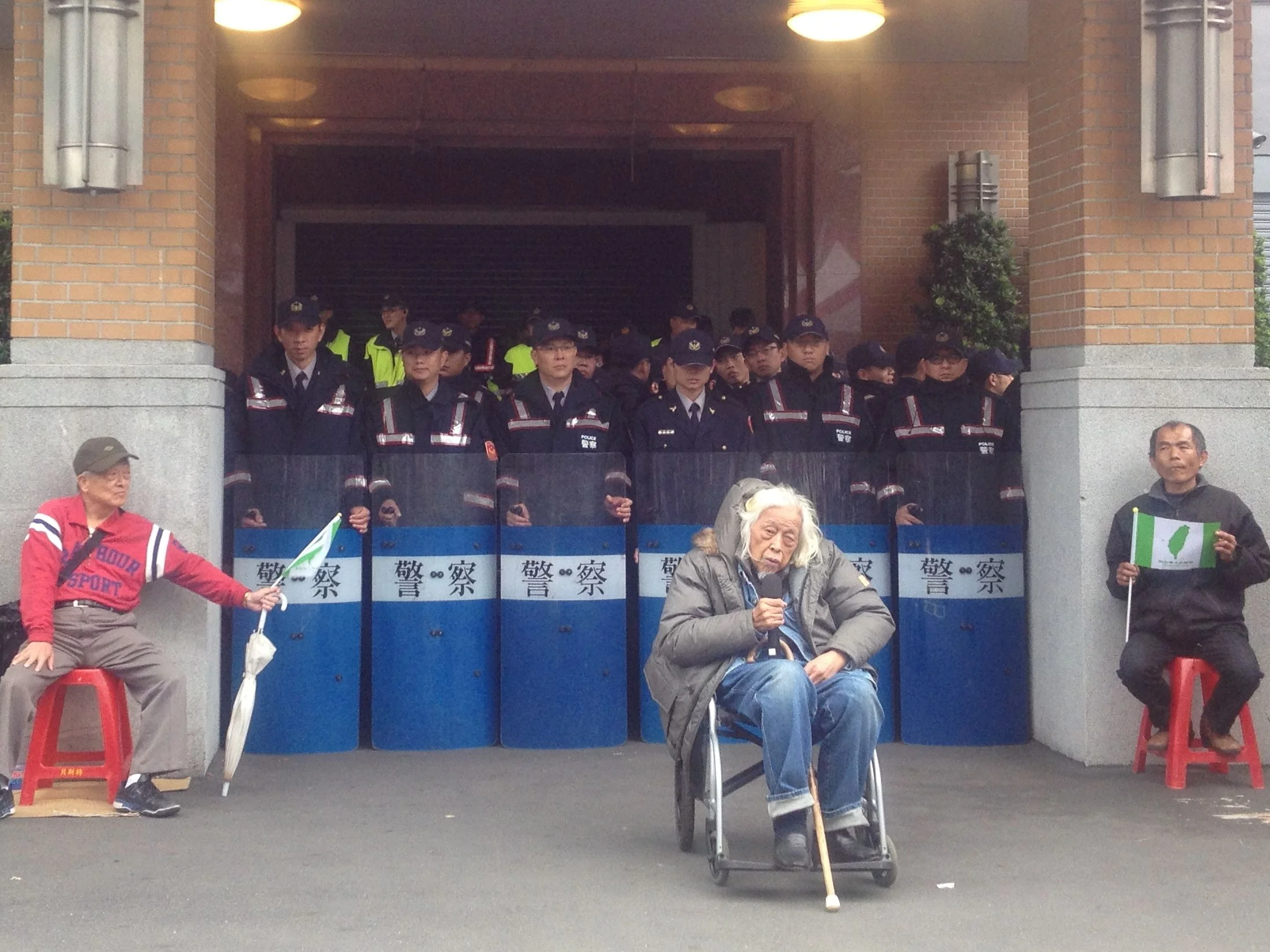 Su Beng speaking to the people gathered at the front entrance of the Legislative Yuan in Taipei. (March 20, 2014)