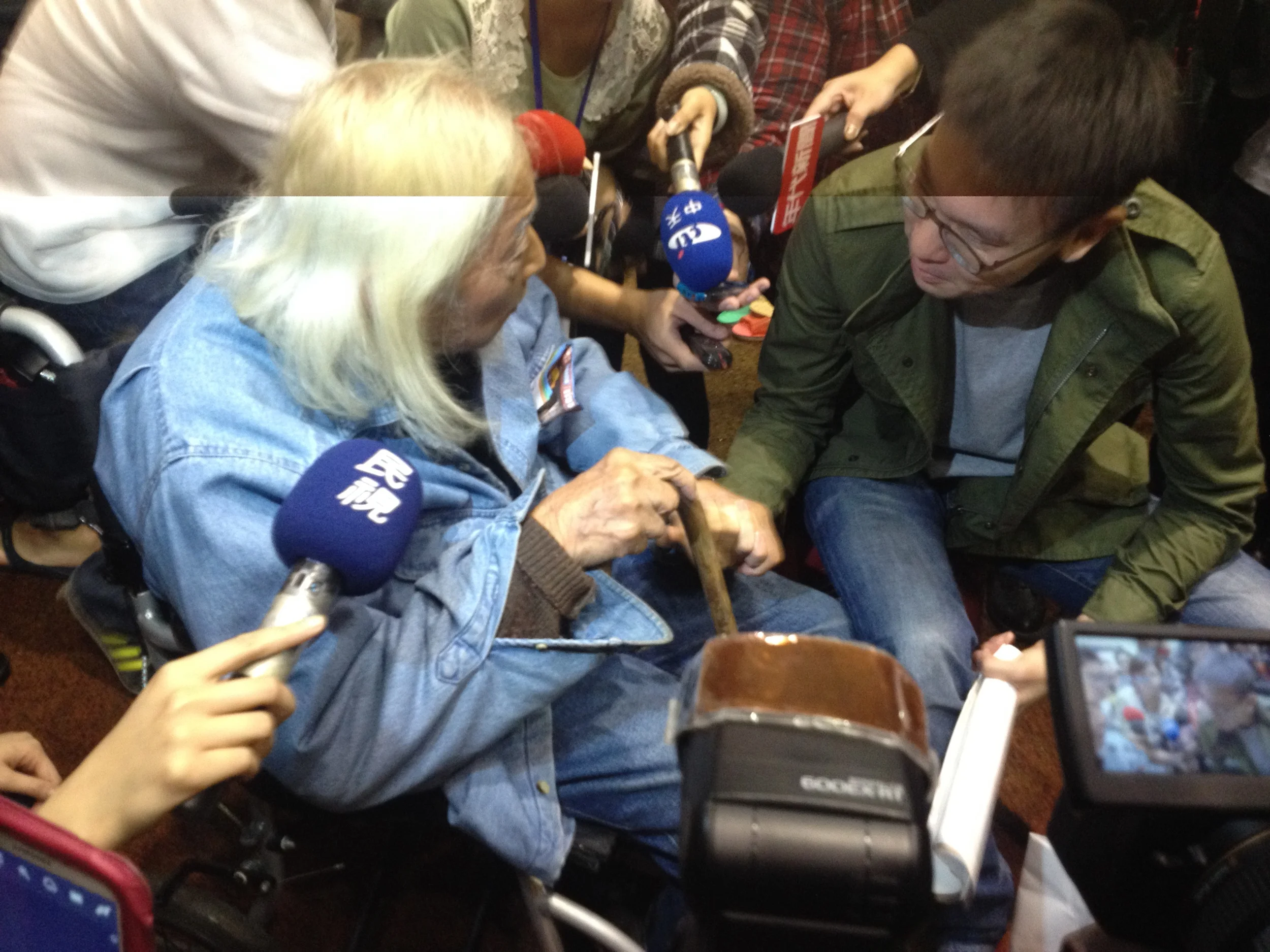 Student activist Lin Fei-fan came and greeted Su Beng
