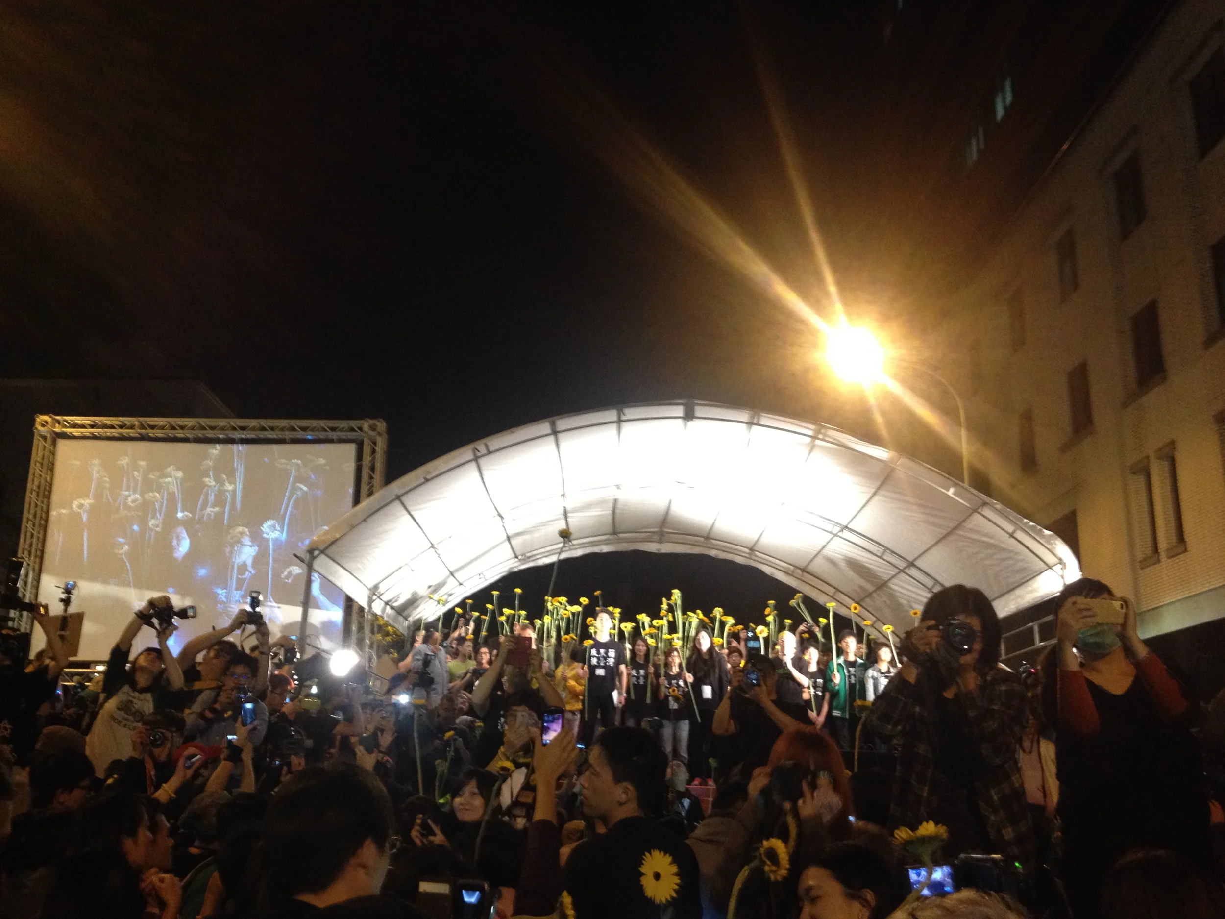 At the end of the night, the song "Island's Sunrise" 〈島嶼天光〉 , which has become the anthem of the Sunflower Movement played over loud speakers as the crowd enthusiastically sang along and screamed for an encore when the song ended. 