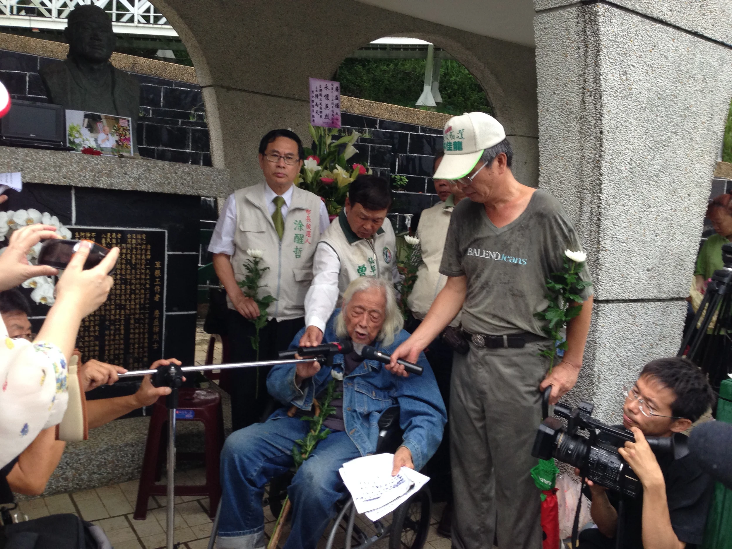 Su Beng at the memorial service for Chan I-Hua in Chiayi.