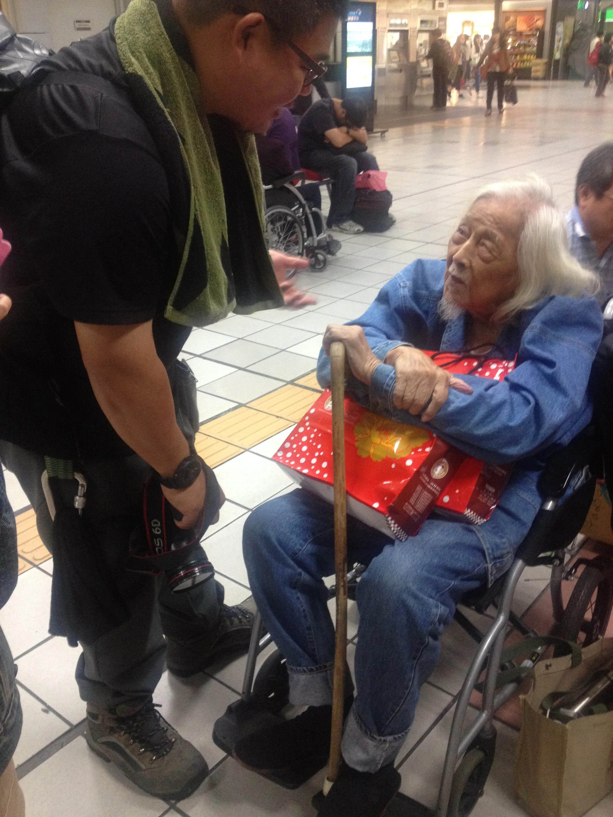 Su Beng waiting at the Taipei main train station for the high speed rail to Taichung.