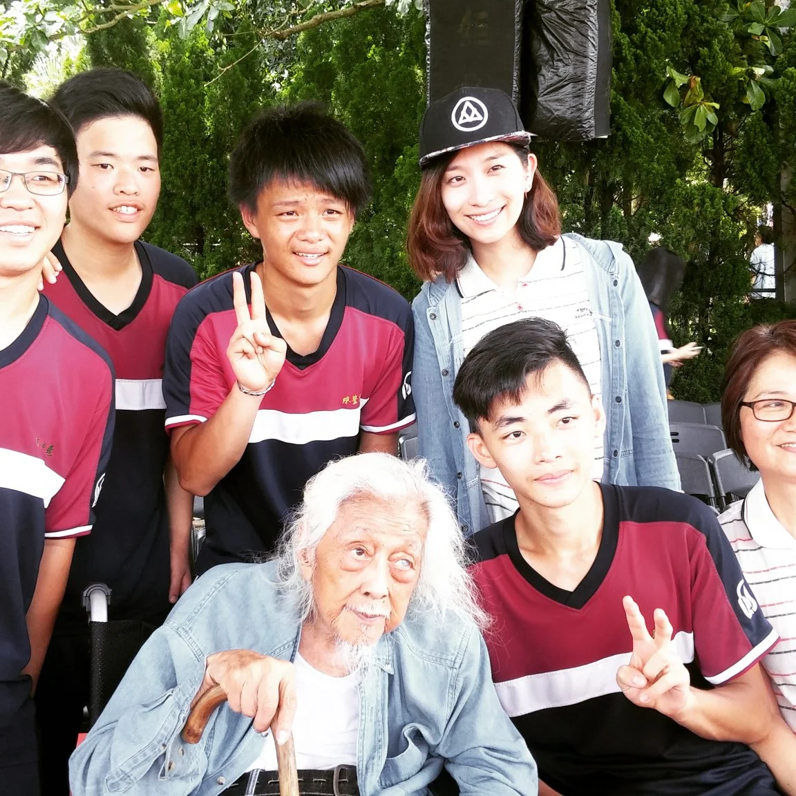 Su Beng and students from Hui Deng middle school.