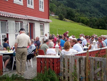 Frå opninga av Sande gardsmuseum, aug. 2010. Servering og program utanfor grendahuset.