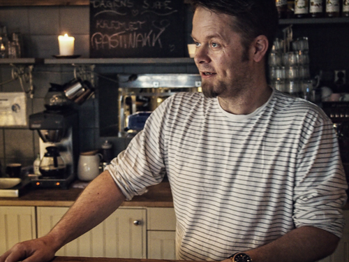 Torleif Hvalgård. Han eier og driver Mormors café med sin kone, Camilla Olsen. Foto: Ingrid Aarrestad Østang