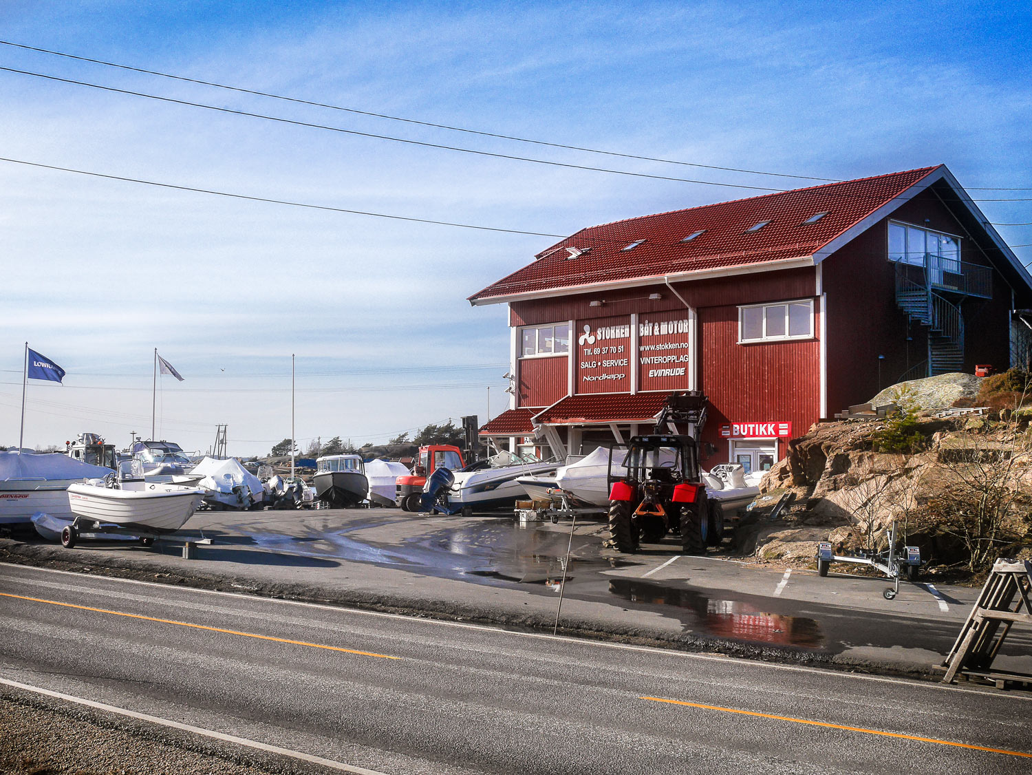 Stokken Båt & Motor med sitt karakteristiske bygg er noe av det første man møter på når man kjører veien ut til Hvalerøyene.