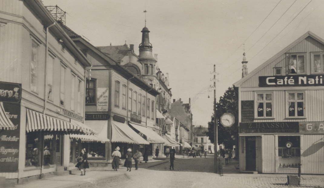 Storgata i Fredrikstad. Foto: Eberh. B. Oppi Kunstforlag