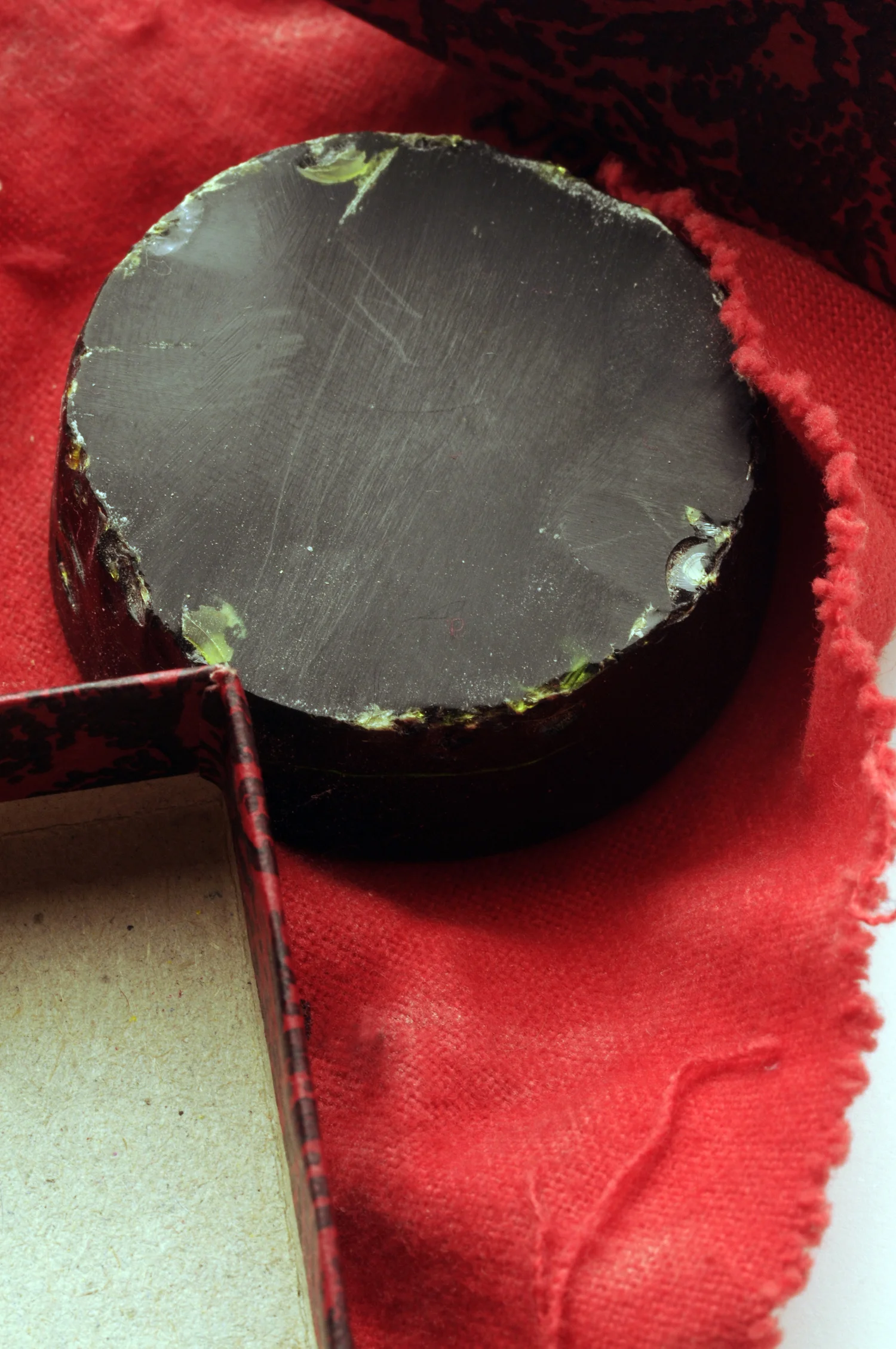 A lovely chunk of dark rosin. Note the chips on the side - be careful when rosining the lower half of the bow and try to avoid hitting the frog!