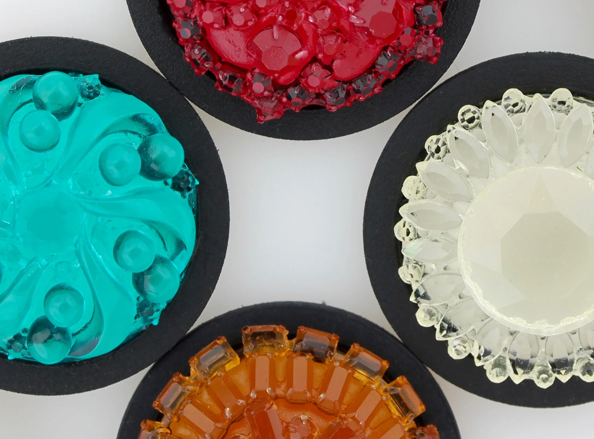 As of 2017, four patterns to choose from: BROOCH 1 is amber, BROOCH 2 is turquoise, BROOCH 3 is clear and BROOCH 4 is red.