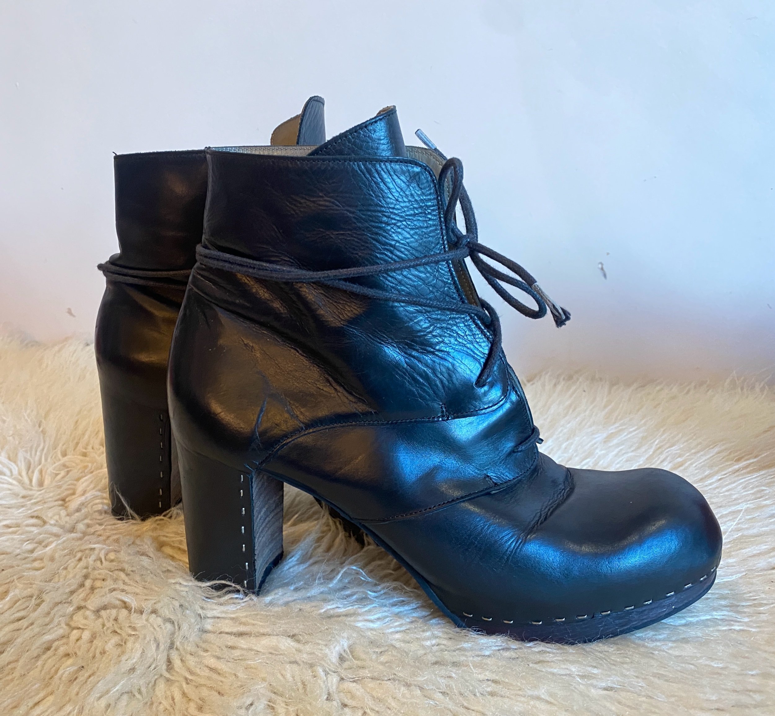ioxs-black-leather-ankle-boots-made-in-italy-side.jpeg