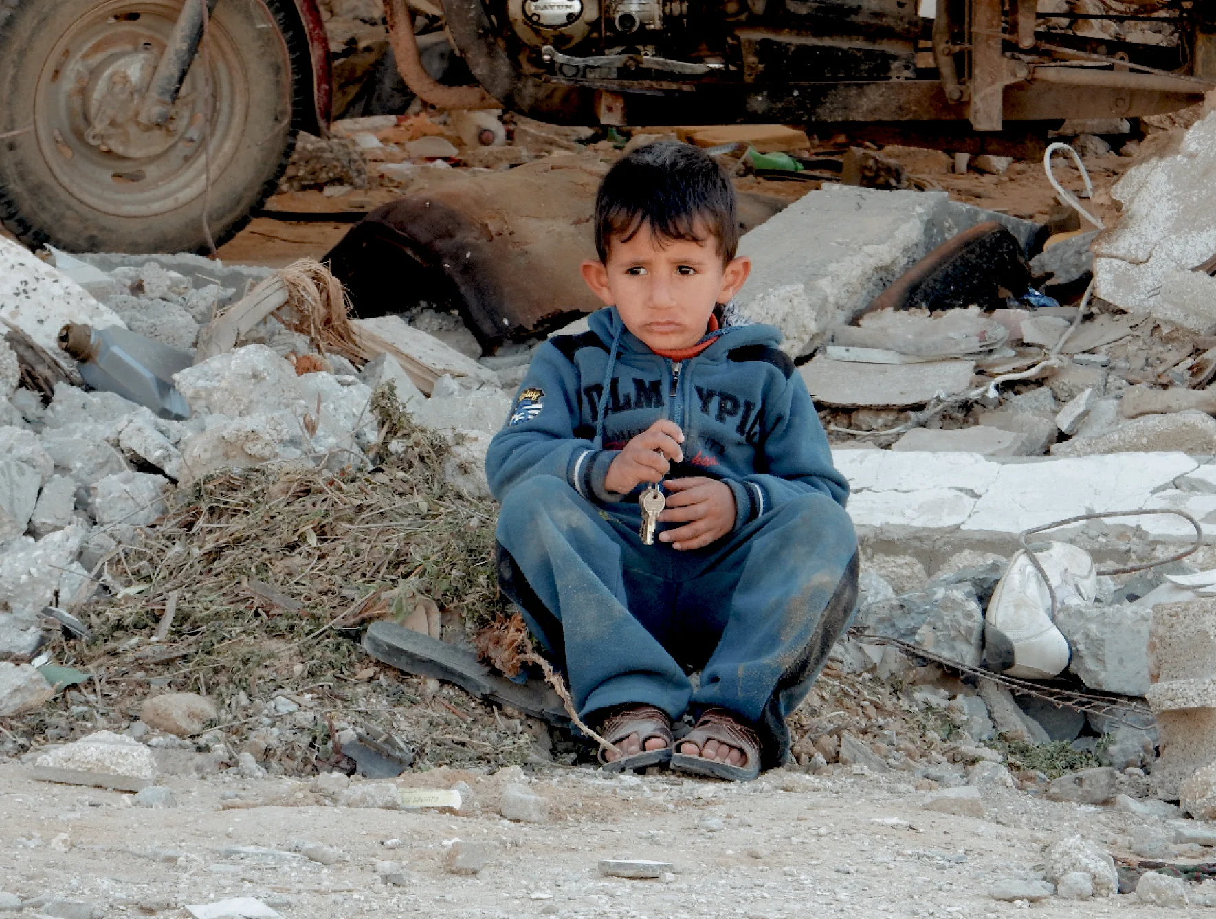 Boy sitting in rubble in eastern Khan Unis in the Gaza Strip | Photo A. Rothchild