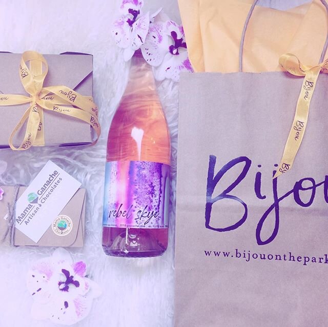 Not sure what to get mum for Mother&rsquo;s Day? We partnered with @bijoupaso who has made some incredible gift baskets! Each contain a bottle of Rebel Skye ros&eacute;, $50 gift card for Bijou, &amp; @mamaganachechocolate !!
.
.
.
.
#mothersday #mum