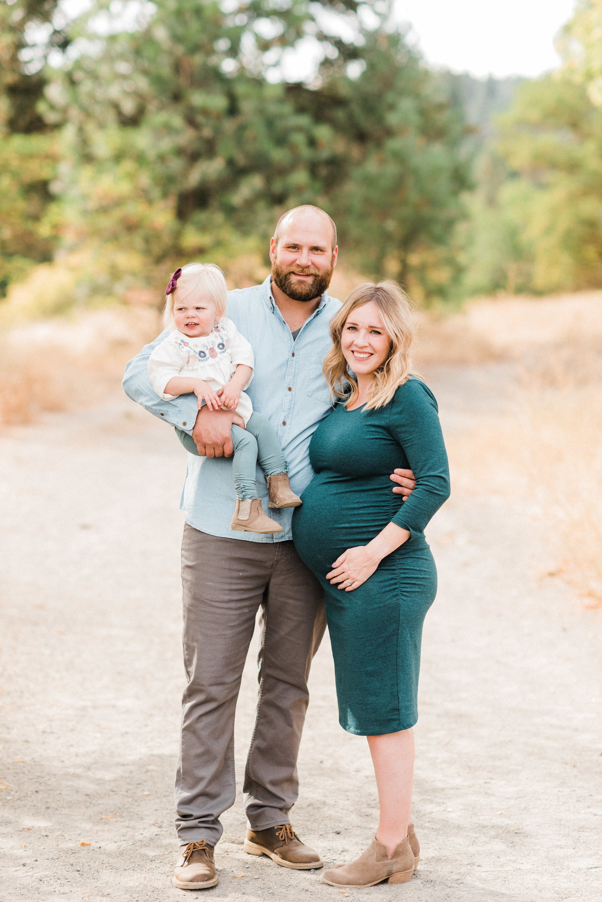 spokane_fall_family_maternity_session (12 of 16).jpg