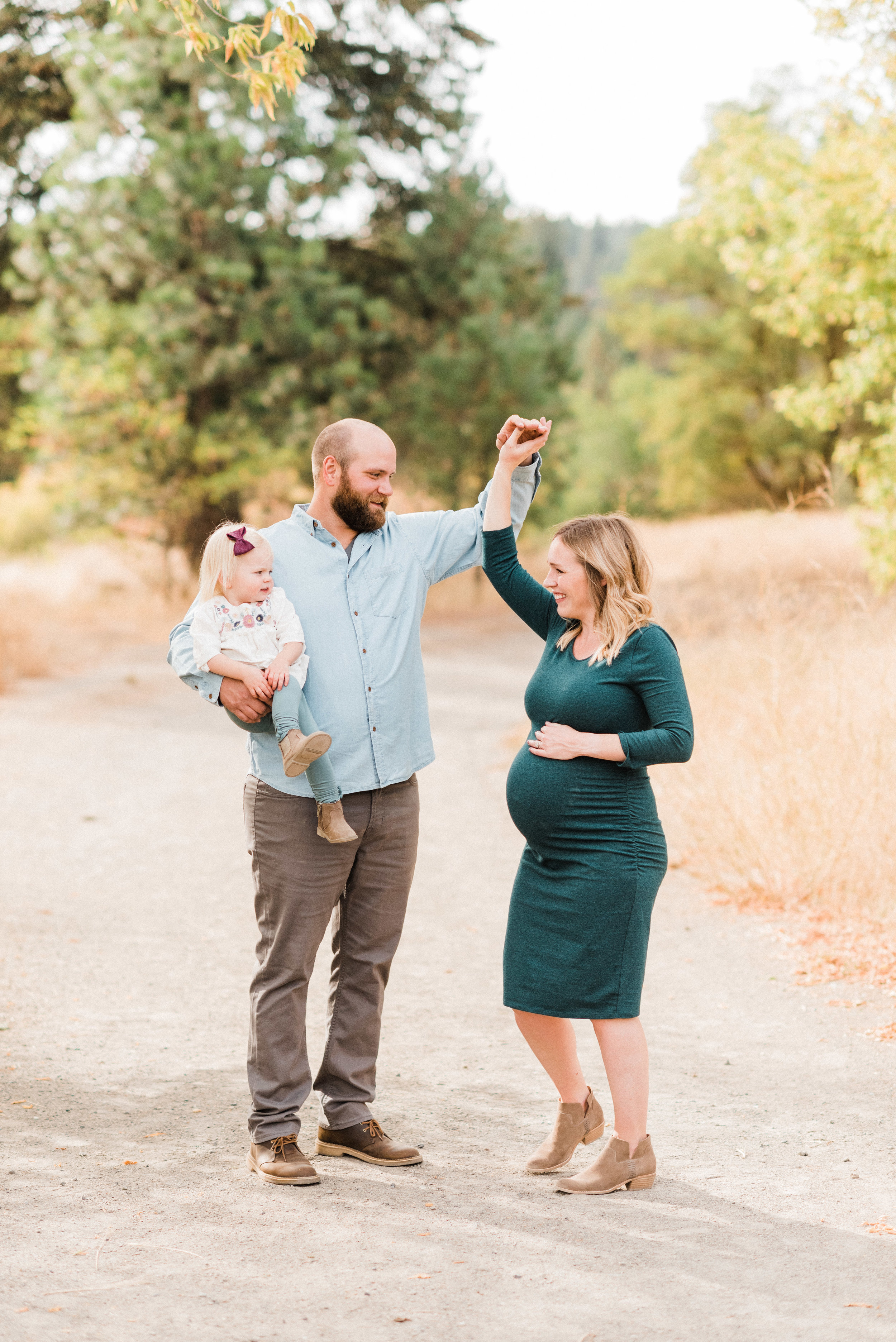 spokane_fall_family_maternity_session (11 of 16).jpg