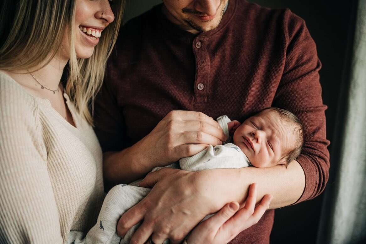 a new home + a new baby! 2024 has been pretty exciting for the Everitt&rsquo;s!! congrats Kyle &amp; Alyssa! 💙
#kcenglandphotography #spokanephotography #spokanephotographer #newbornphotography