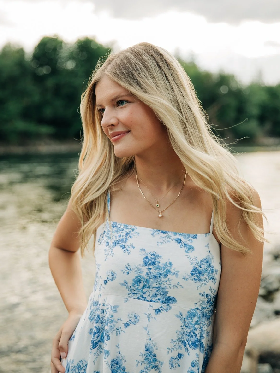 This long blue + white dress was perfect for Ashley! 🤍💙 #kcesenior #kcenglandphotography #spokanephotographer #spokanesenior #classof2026