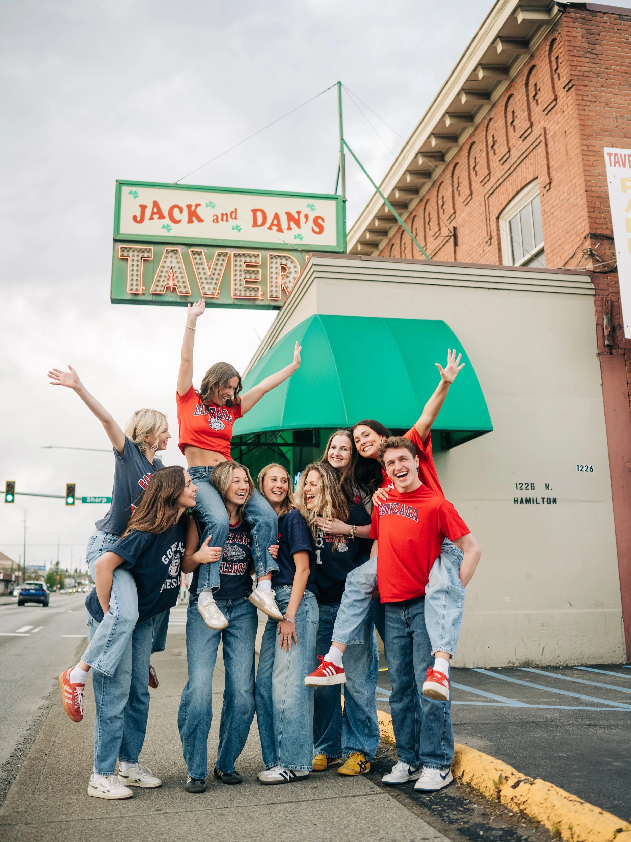 Proof that your grad session should end at your favorite bar! 🍻 An institution in Spokane, @jack_and_dans = Zags games, lifelong memories, and the perfect sendoff. Big love to these 9 besties&mdash;next stop: graduation 🎓#lcenglandphotography #grad