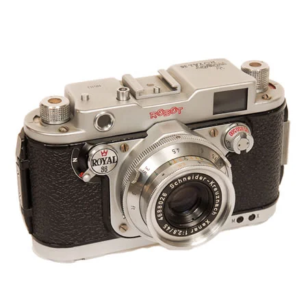 Robot Royal 36 1955-1969 24x36mm full frame on 35mm film rather than the 24x24mm size of previous Royal models. These cameras were very heavy. Royals were the top class models of the Robot Foto and Electronic Company which was founded in 1933 in Dusseldorf, Germany.