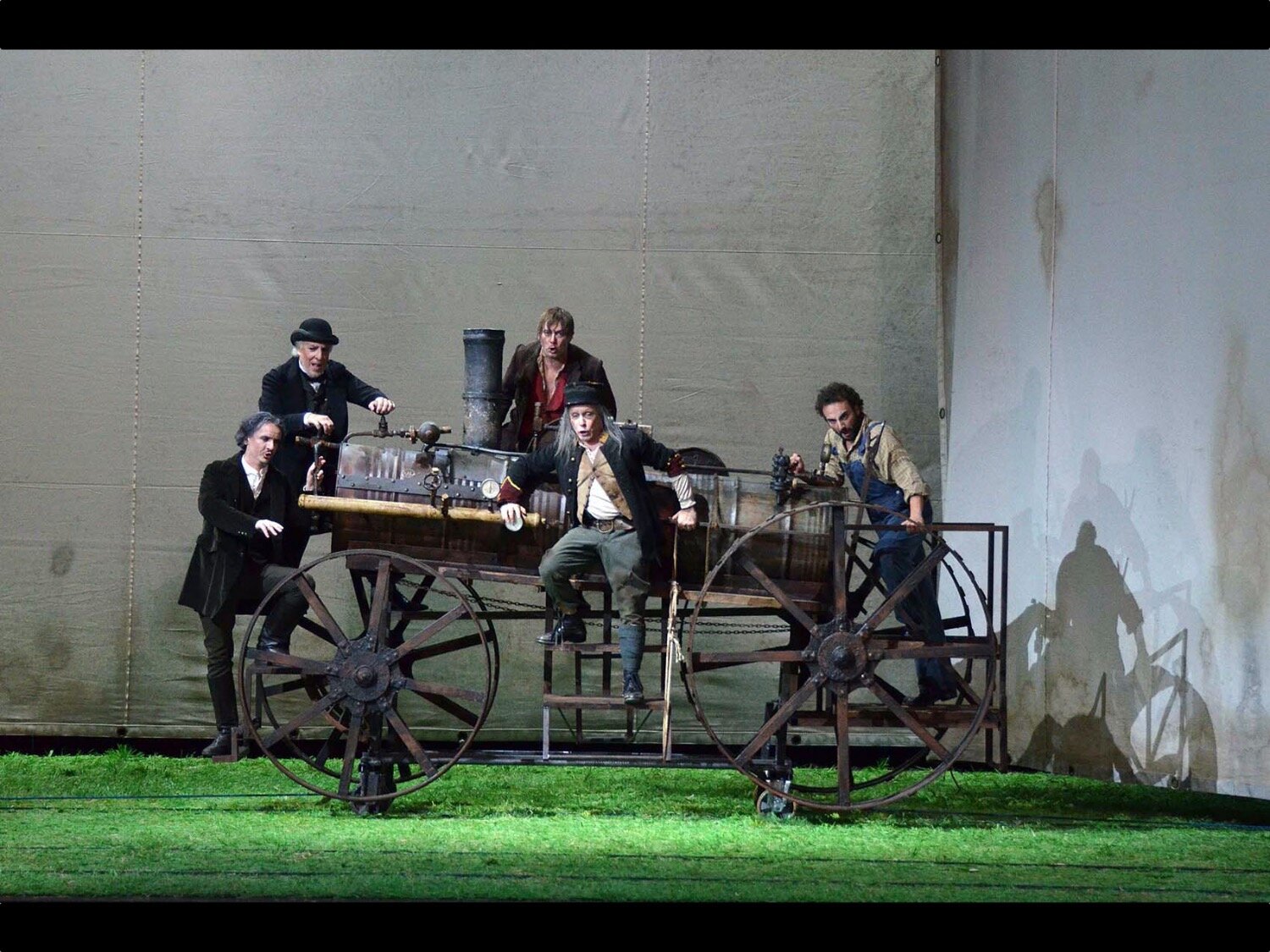  Falstaff
Teatro Petruzzelli
Bari, 2013
(photo courtesy of Teatro Petruzzelli) 