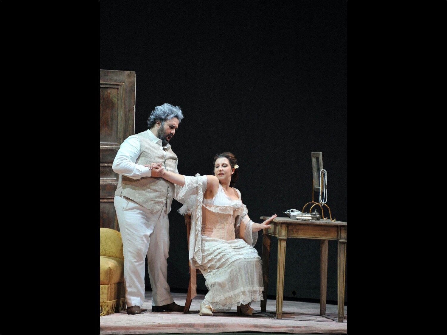  Falstaff
Teatro Petruzzelli
Bari, 2013
(photo courtesy of Teatro Petruzzelli) 