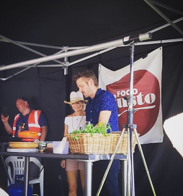 Helen ‘the hammer’ Cheslyn helping me keep my shizzle together at @gusto_food festival in Syston yesterday 😊