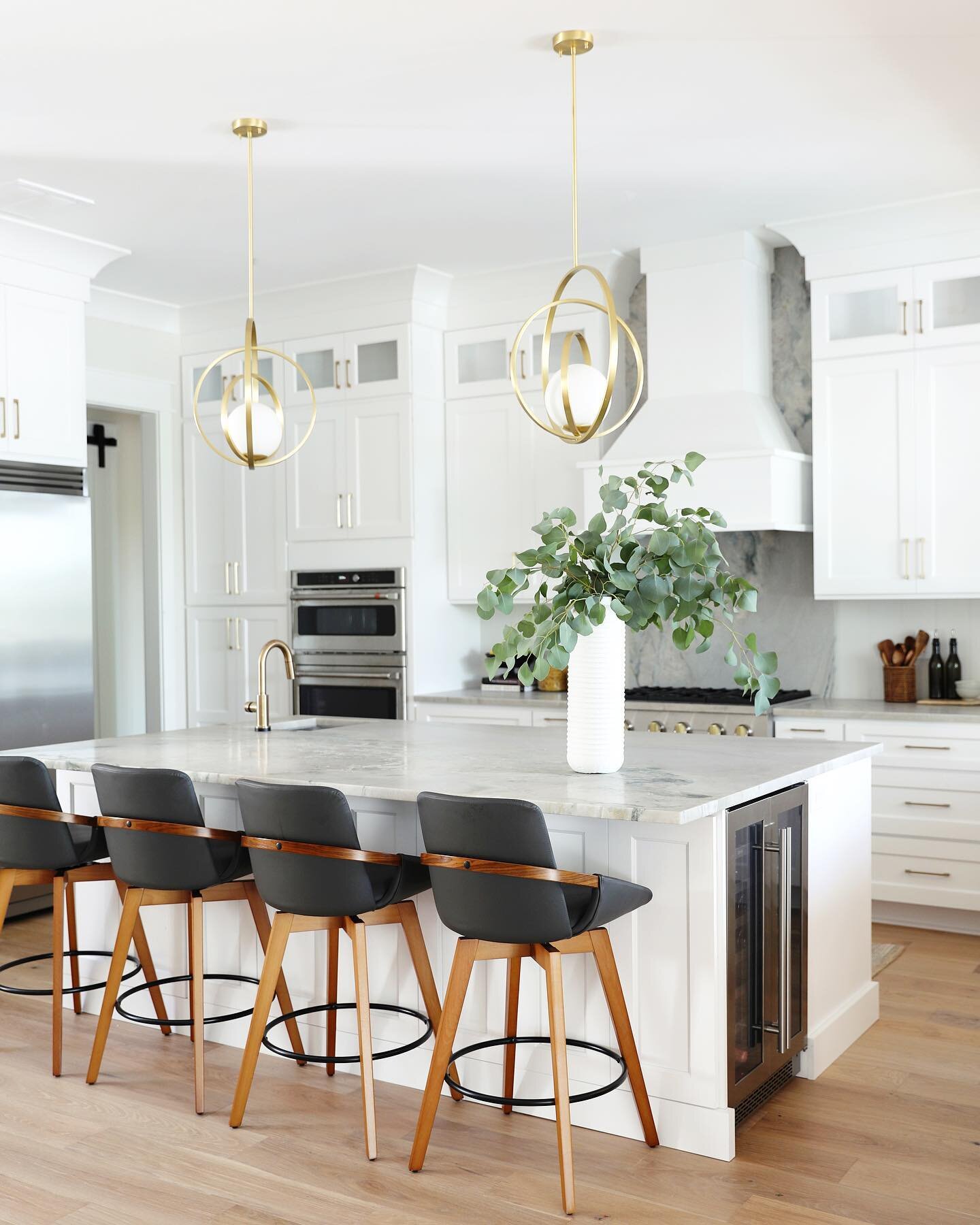 This light-filled, newly designed kitchen is ready to bring on all the holiday entertaining. With Thanksgiving and Christmas around the corner, this gorgeous island will be filled to the brim with delicious food and treats 🦃🎄

Designer &bull; @salt