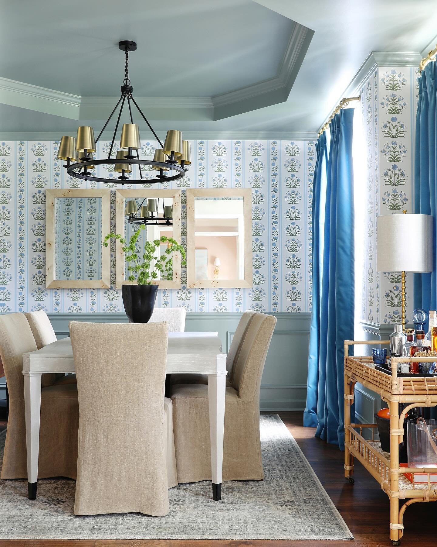 This peacock blue velvet drapery packs such a statement and punch in this gorgeous dining room 🦚💙

Design &bull; @metalandpetal 
Photographer &bull; @jennifer_lavelle 
Designer &bull; Allison Wright
Interior Stylist &bull; @maggieowen__creative 
.
