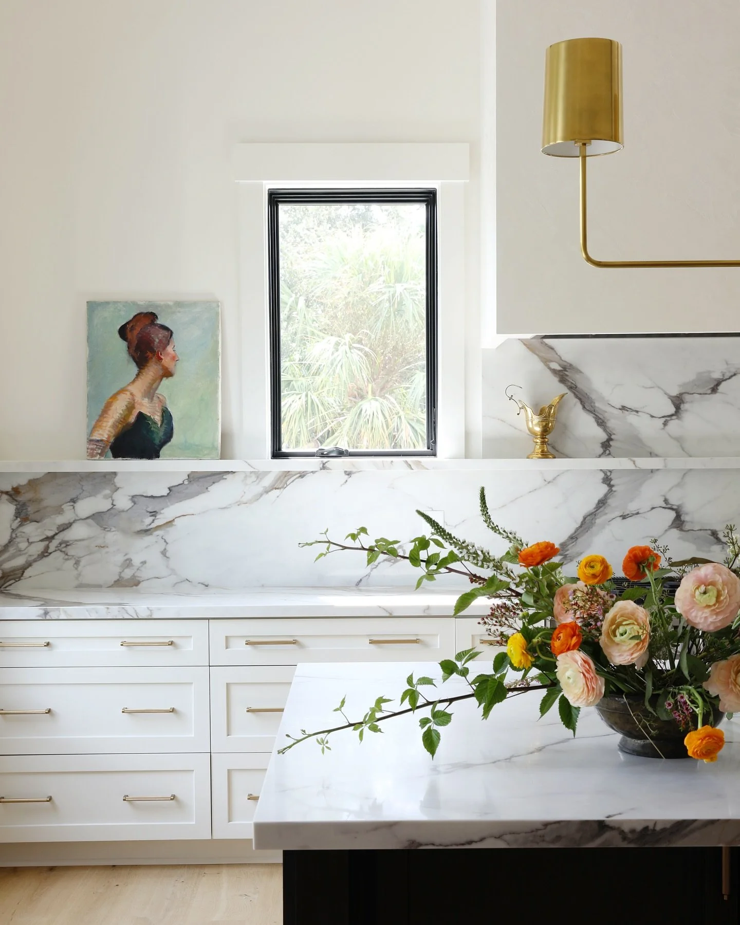 One of the joys of my job is meeting and working with new designers.  I love to see how they create an environment through their eyes.  Sharing a few vignettes from a recent photoshoot in a stunning coastal home.  A perfect day of gorgeous florals, s