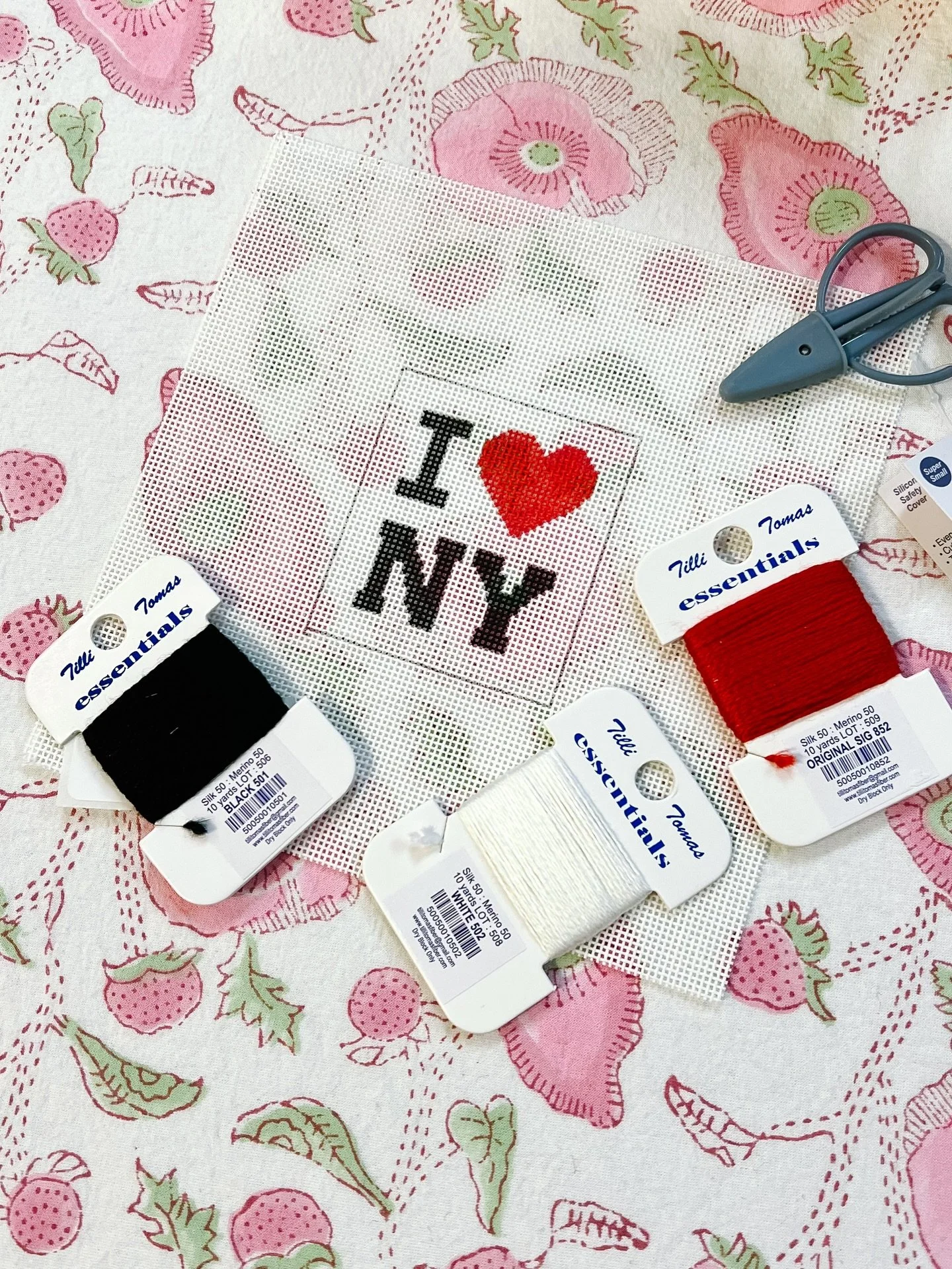 New hobby unlocked ❤️🖤🤍🪡

@marykatherineneedlepoint #needlepointersofinstagram #needlepoint