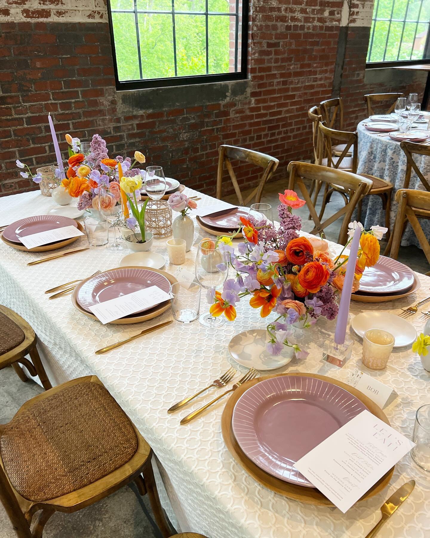 We ran a flower marathon in May (currently at the beach recuperating 🍹) and I can&rsquo;t stop obsessing over these colors 🤤 With @evoke_dc, photography @jenfariello, venue @the_wool_factory, rentals @emersonjamesrental @bbjlatavola @smthingvintage