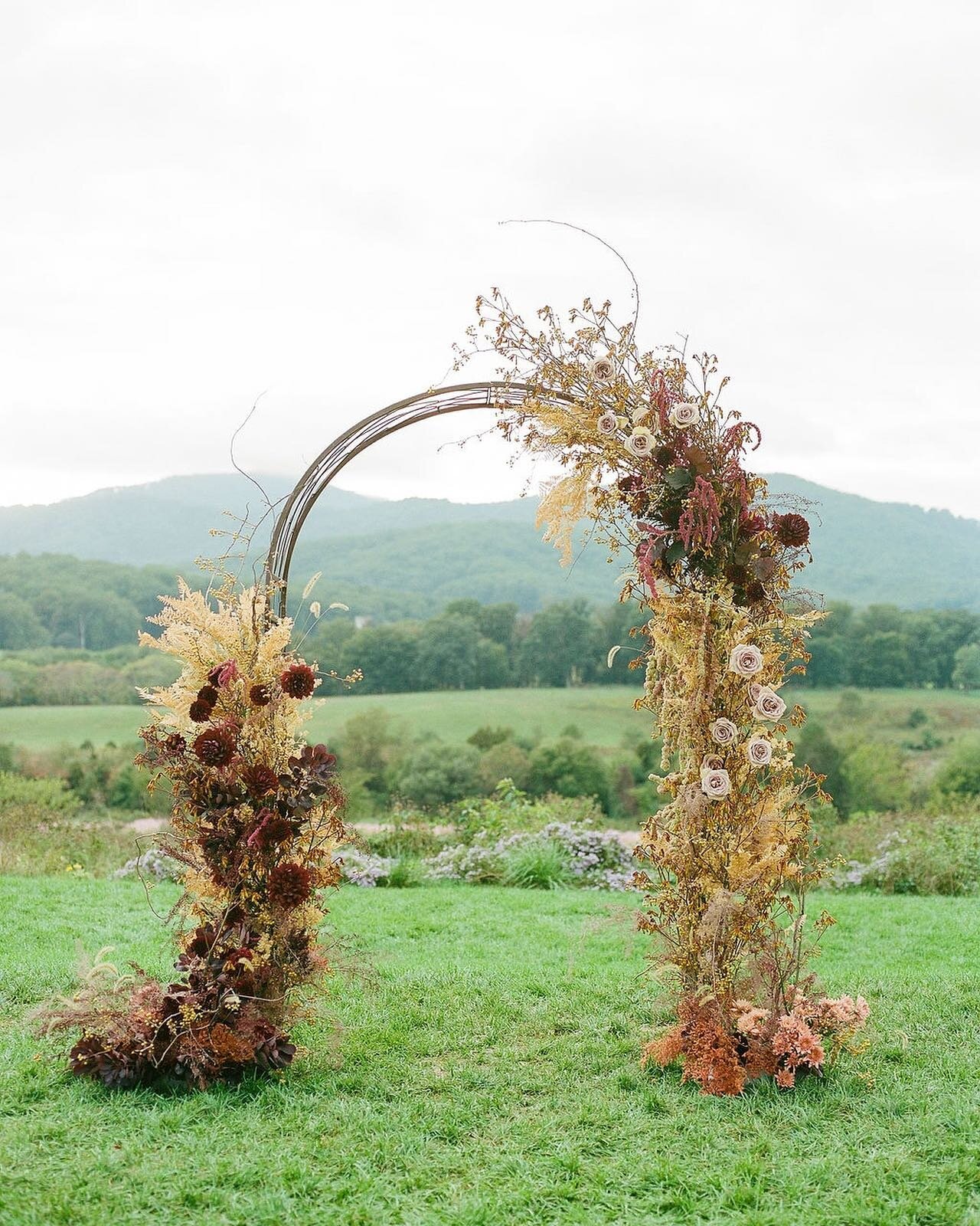 All the fall textures for this arch we did last year at @pippinhillfarm 🍁 A lot of the pieces in this arch I brought back to the studio to dry and I&rsquo;ll be using them at a little wreath-making fall gathering this week with some flower friends! 