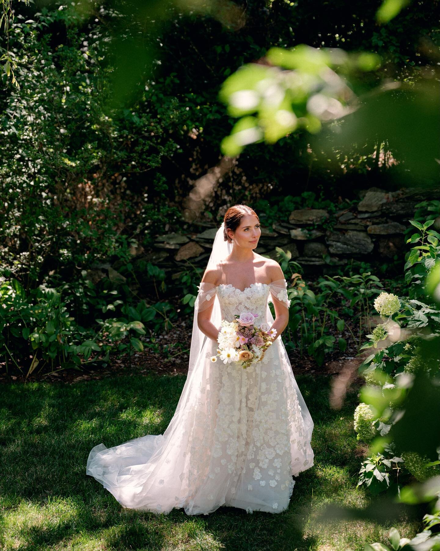 They say smaller bouquets are back and I am here for it! Intentionally chosen, intentionally designed like this romantic summer number for Fiona whose dress I am still not over. Photo @abbyjiu Planning @gritandgraceinc Venue @thecliftonva