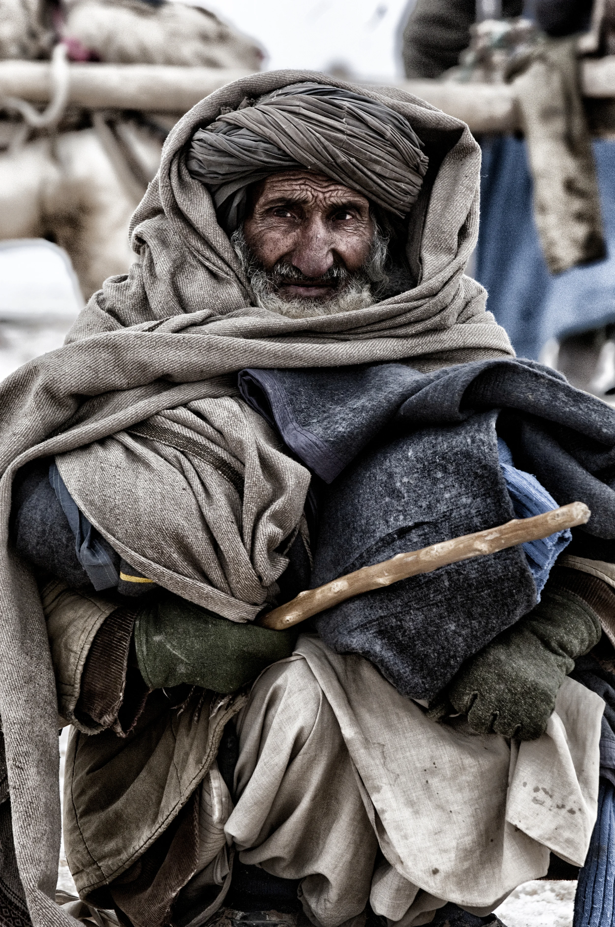 An elderly Afghan man collects winterised aid from a distribution by ACTED to a displacement camp near Pul i Khumri , Baghlan Province, Afghanistan, February 13, 2008. (Photo/Mark Pearson)