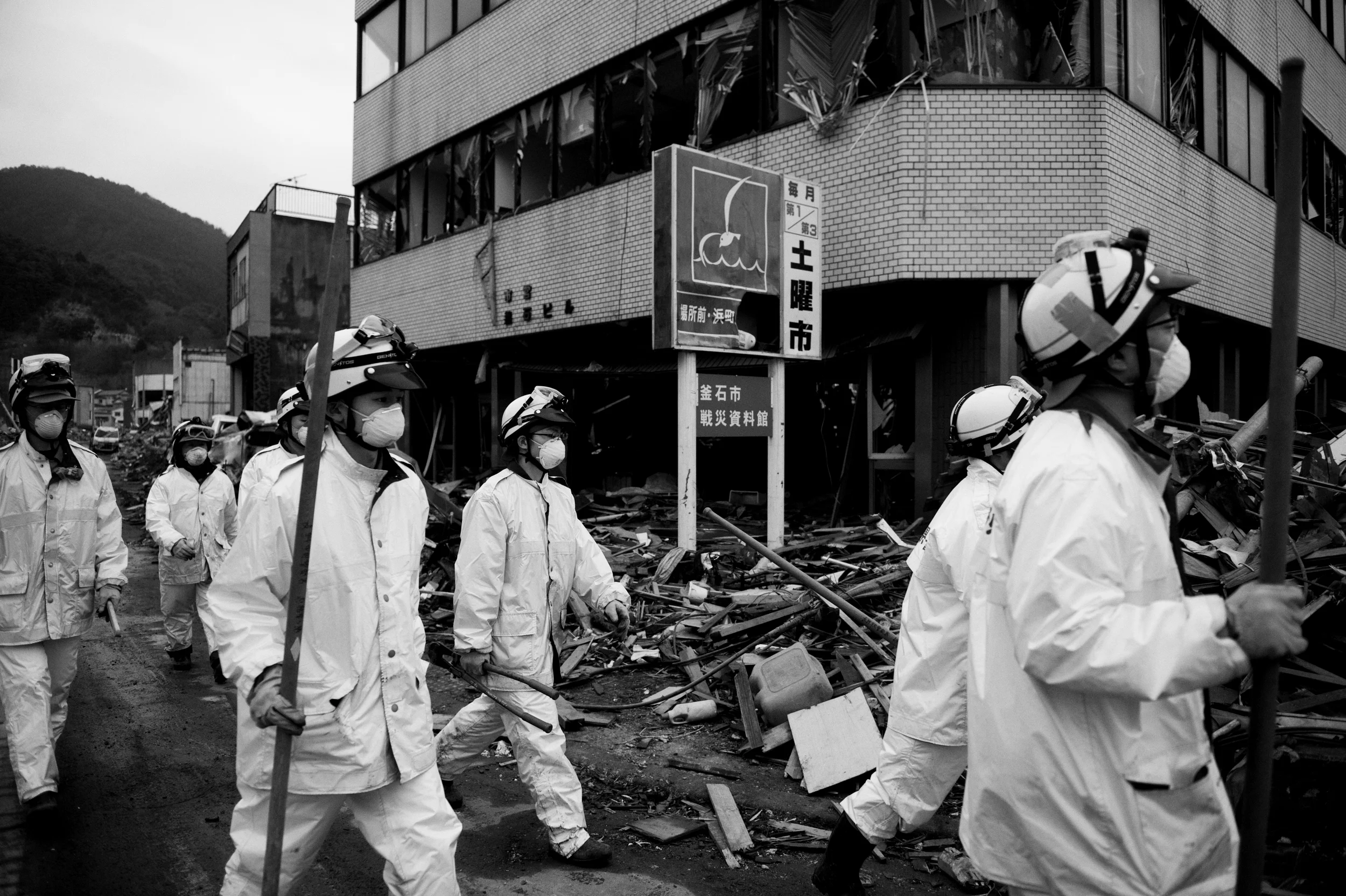Japanese police search for survivors after the 2011 Tōhoku earthquake and tsunami in Kamaishi , Iwate, Japan, March 23, 2011. (Photo / Mark Pearson) Japanese National Police Agency confirmed 15,884 deaths, 6,147 injured, and 2,636 people missing .