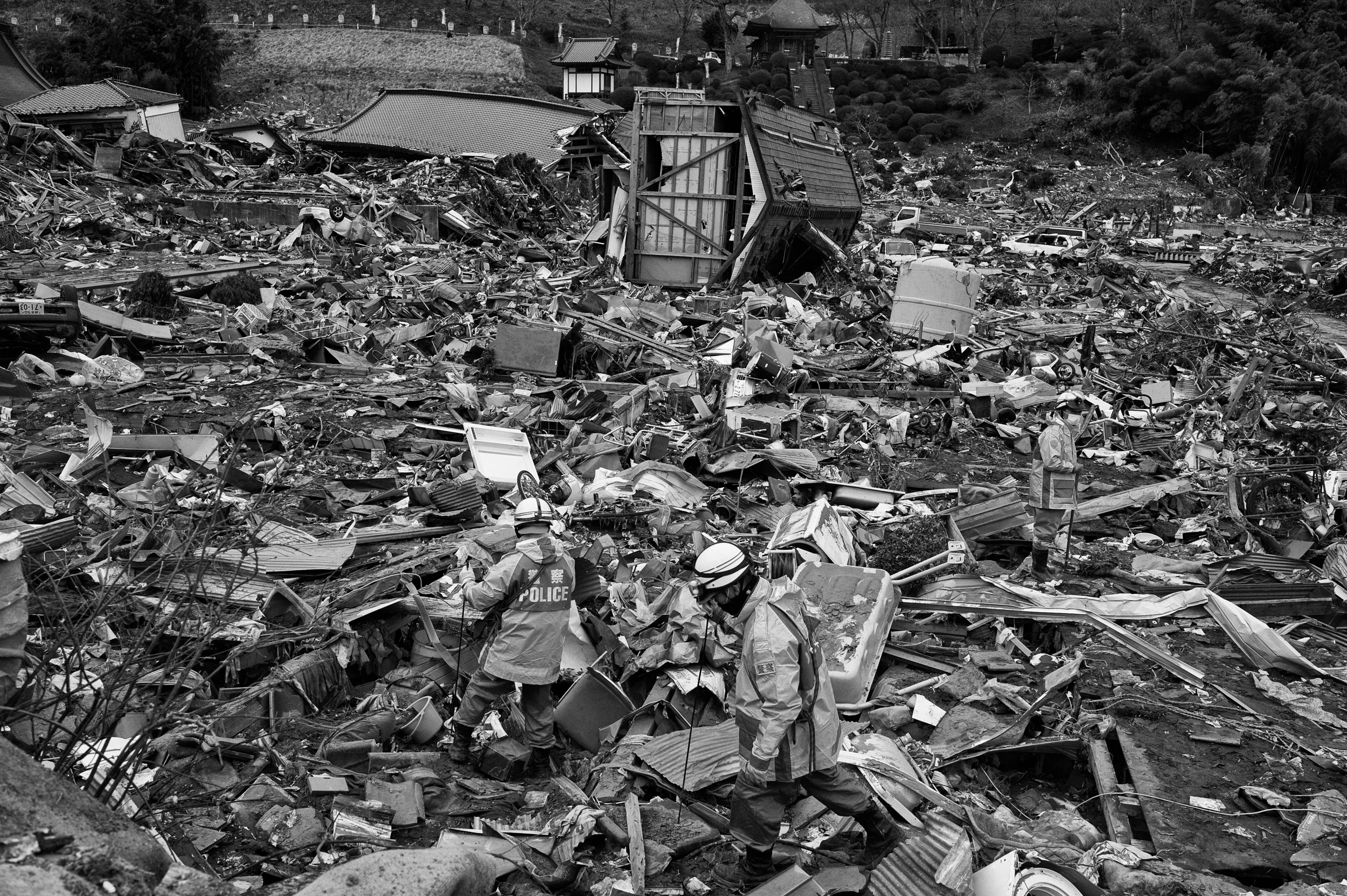 Japanese police search for survivors after the 2011 Tōhoku earthquake and tsunami in Ofunato, Iwate, Japan, March 23, 2011. (Photo / Mark Pearson) Japanese National Police Agency confirmed 15,884 deaths, 6,147 injured, and 2,636 people missing .