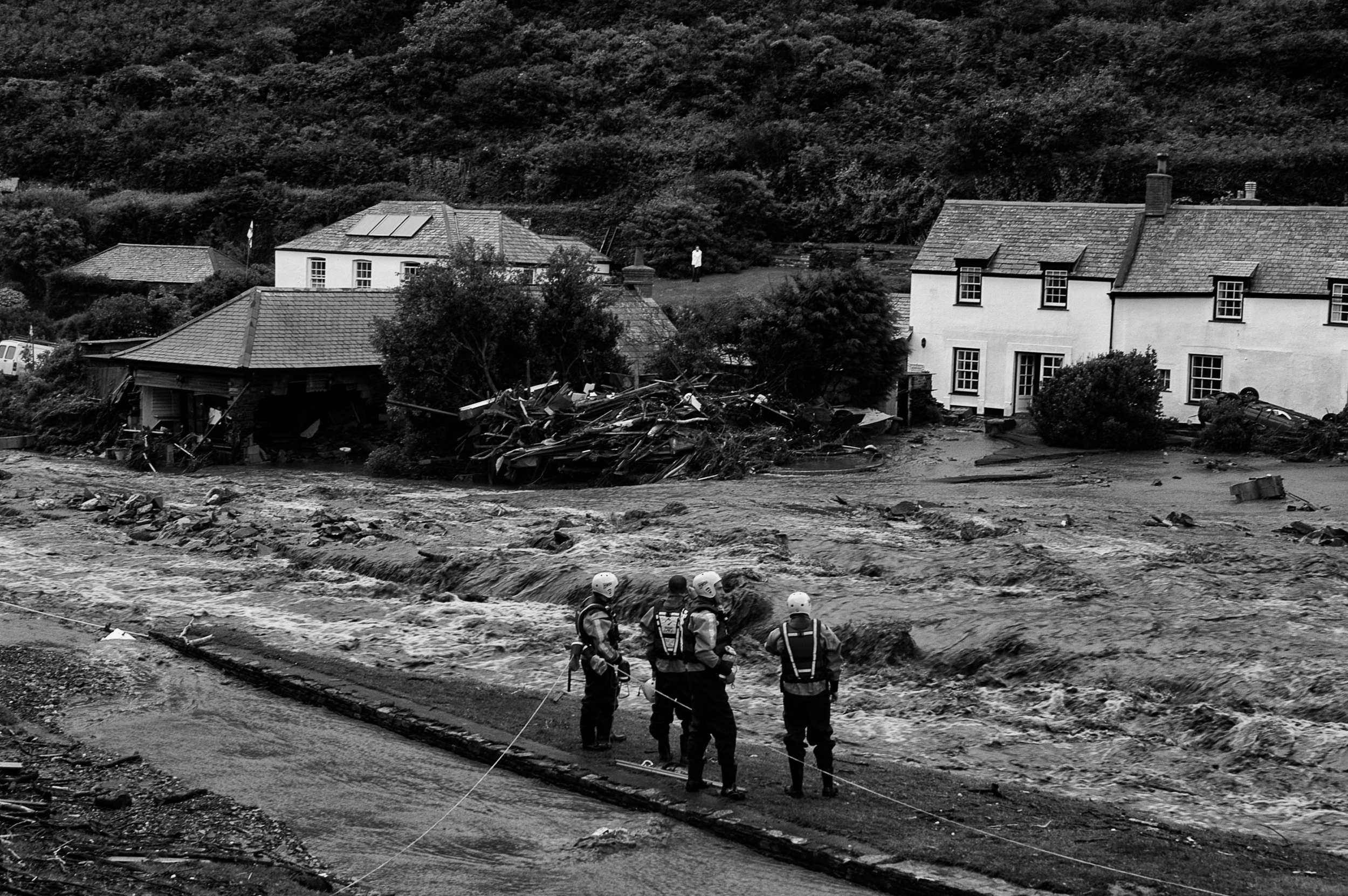   Fire brigade and the RNLI search and rescue fast rope teams looking for flood victims in Boscastle, Cornwall, August 16, 2004. (Photo/Mark Pearson)  