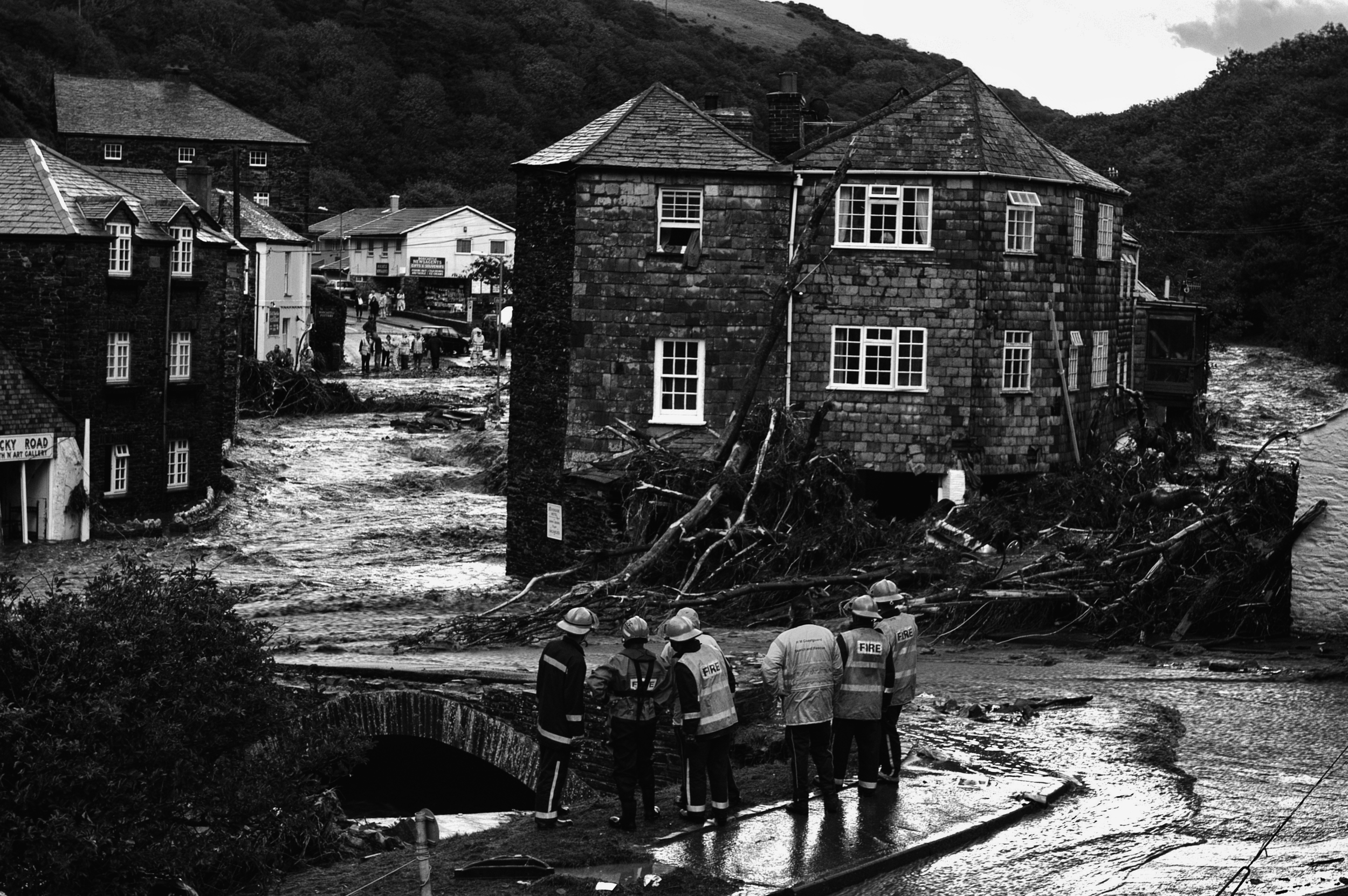   Fire brigade search and rescue fast rope teams looking for flood victims in Boscastle, Cornwall, August 16, 2004. (Photo/Mark Pearson)  