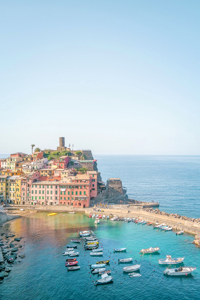Cinque Terre trail: the famous view of Vernazza on the way to Monterosso